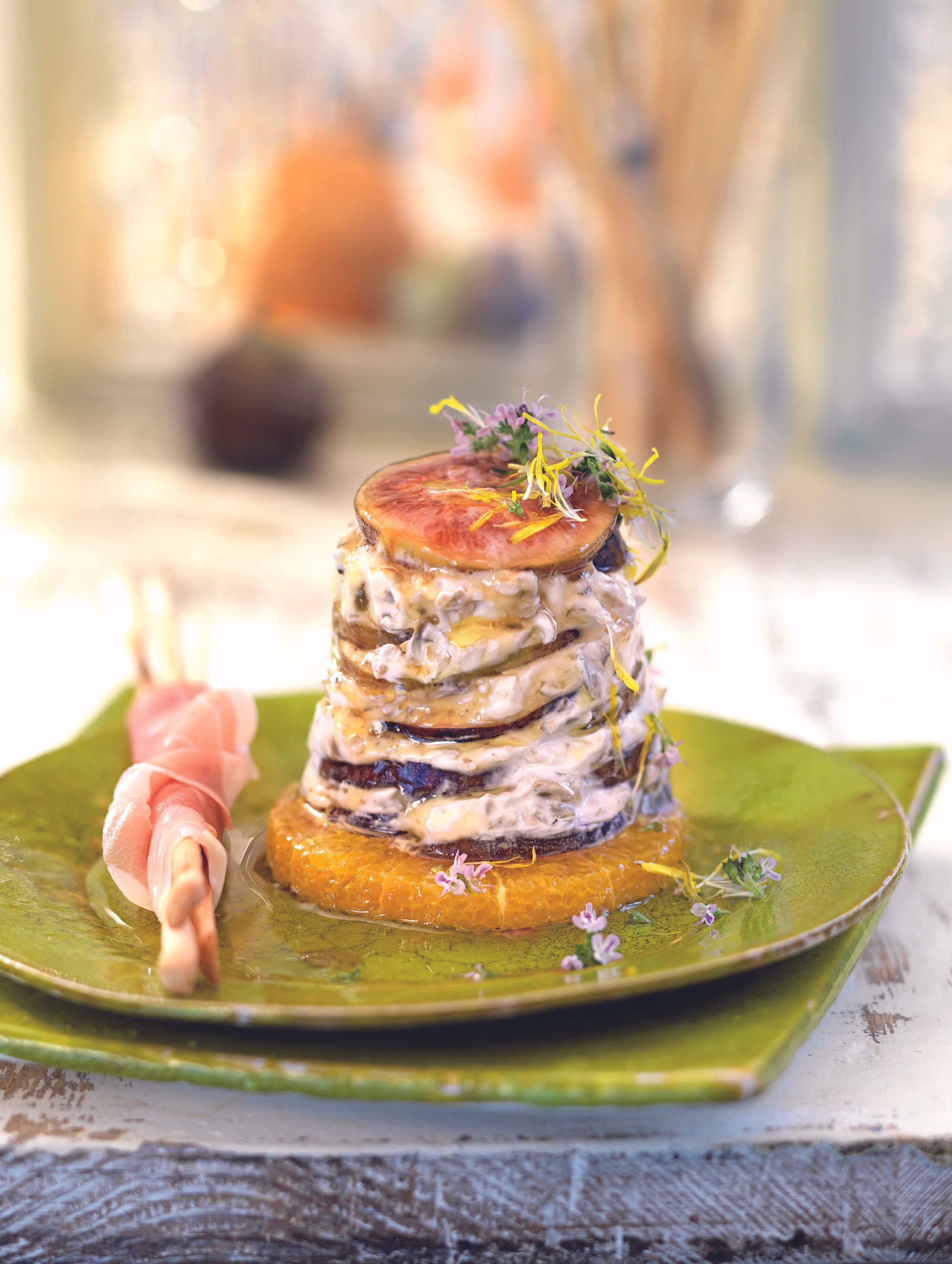 Feigen-Topfentürmchen auf glacierten Orangen