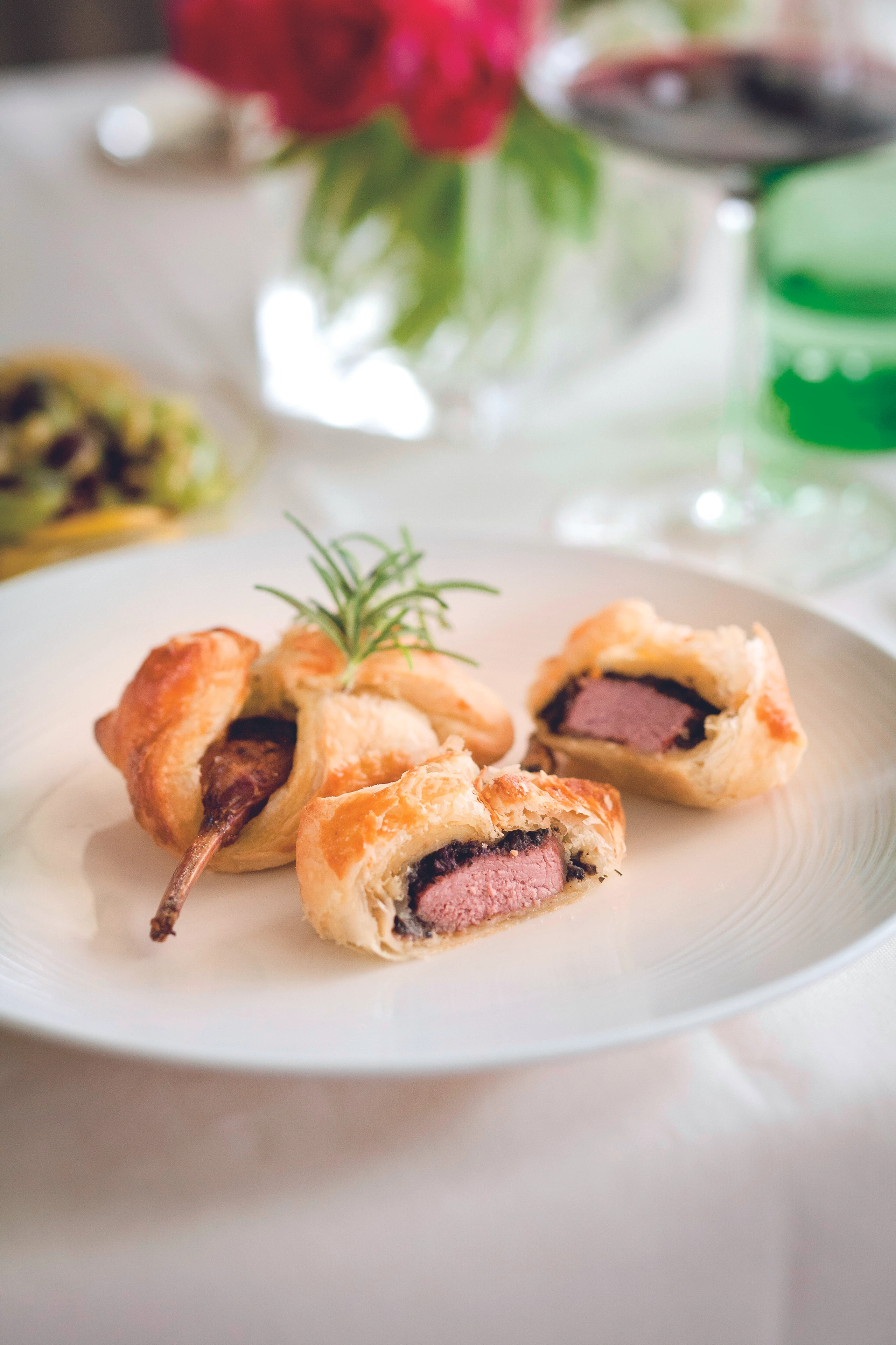 Lamm-Karbonadeln: Koteletts mit Tapenade im Blätterteig