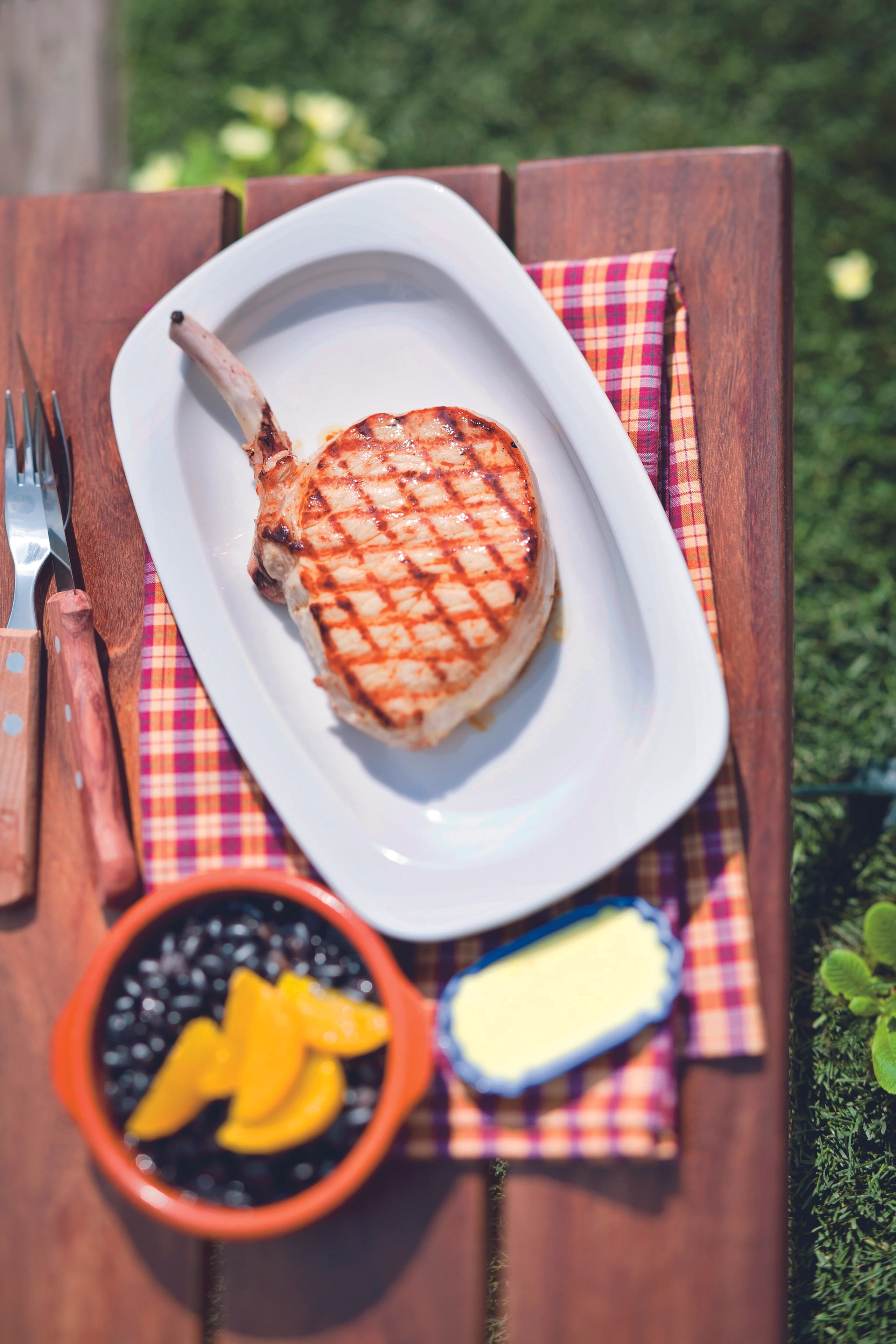 Gegrillte Schweinskoteletts mit Feijoada-Bohnen
