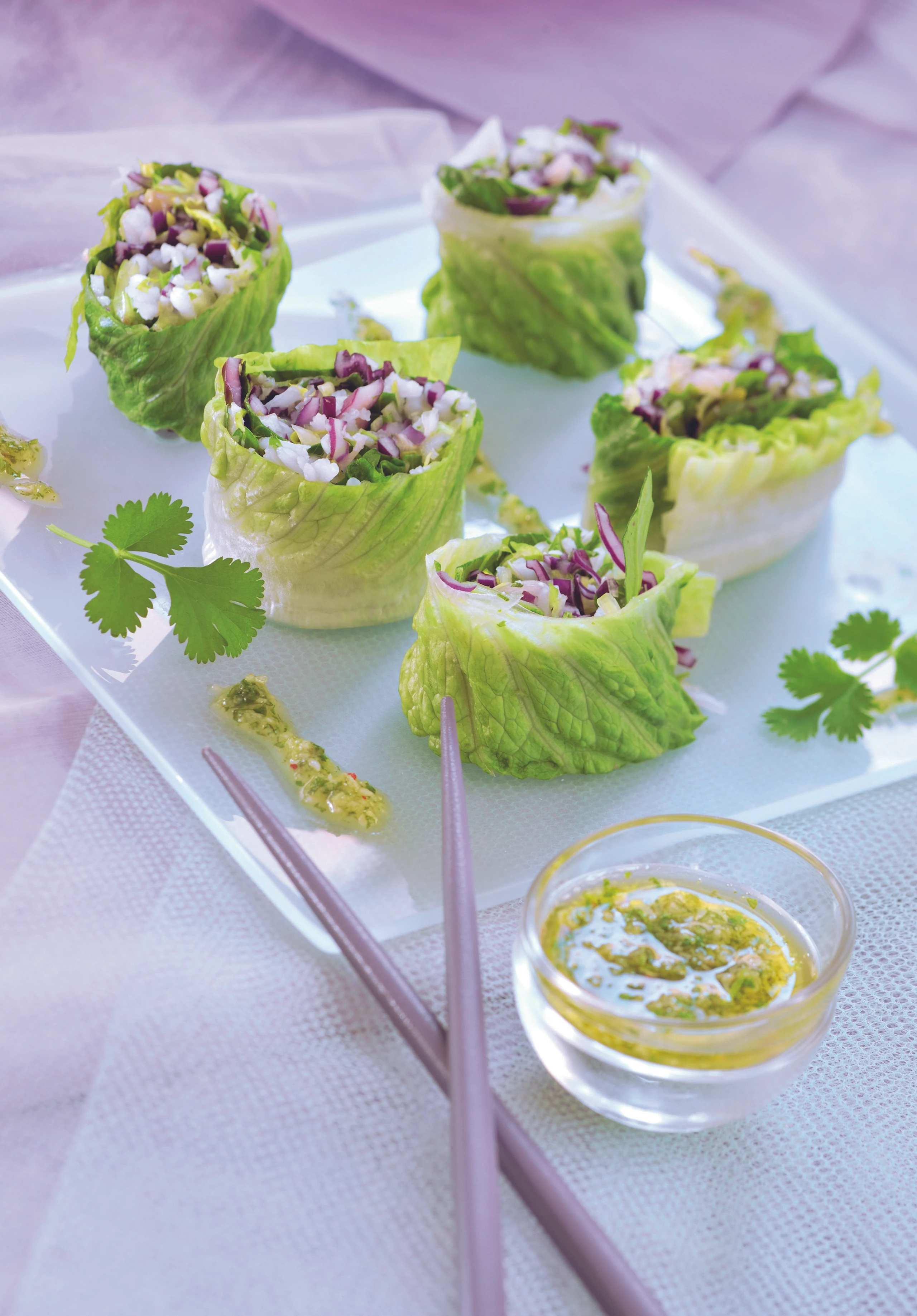 Salat-Sushi mit japanischem Pesto