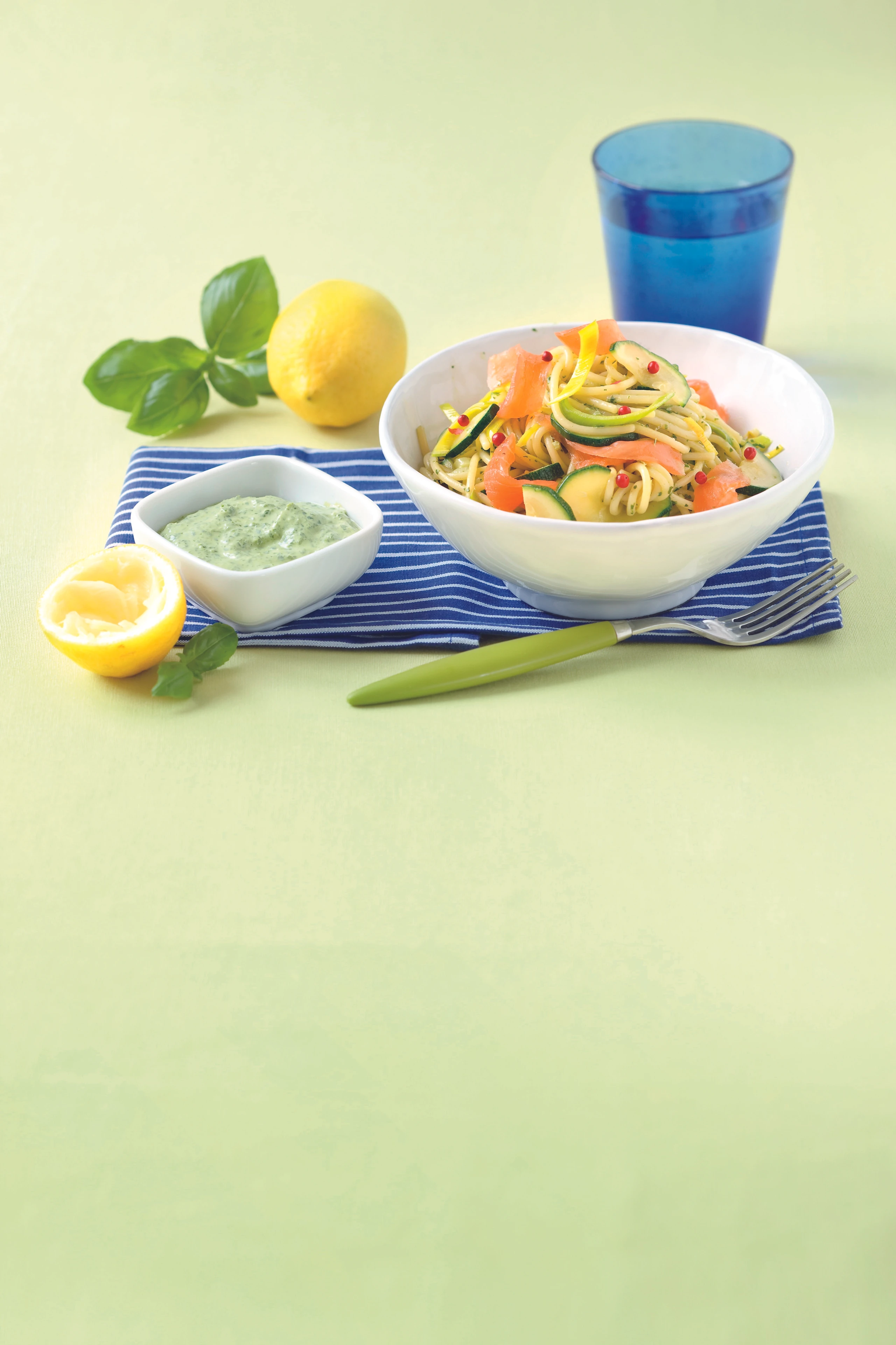Spaghetti mit Lachs, Zucchini, Lauch und Pesto