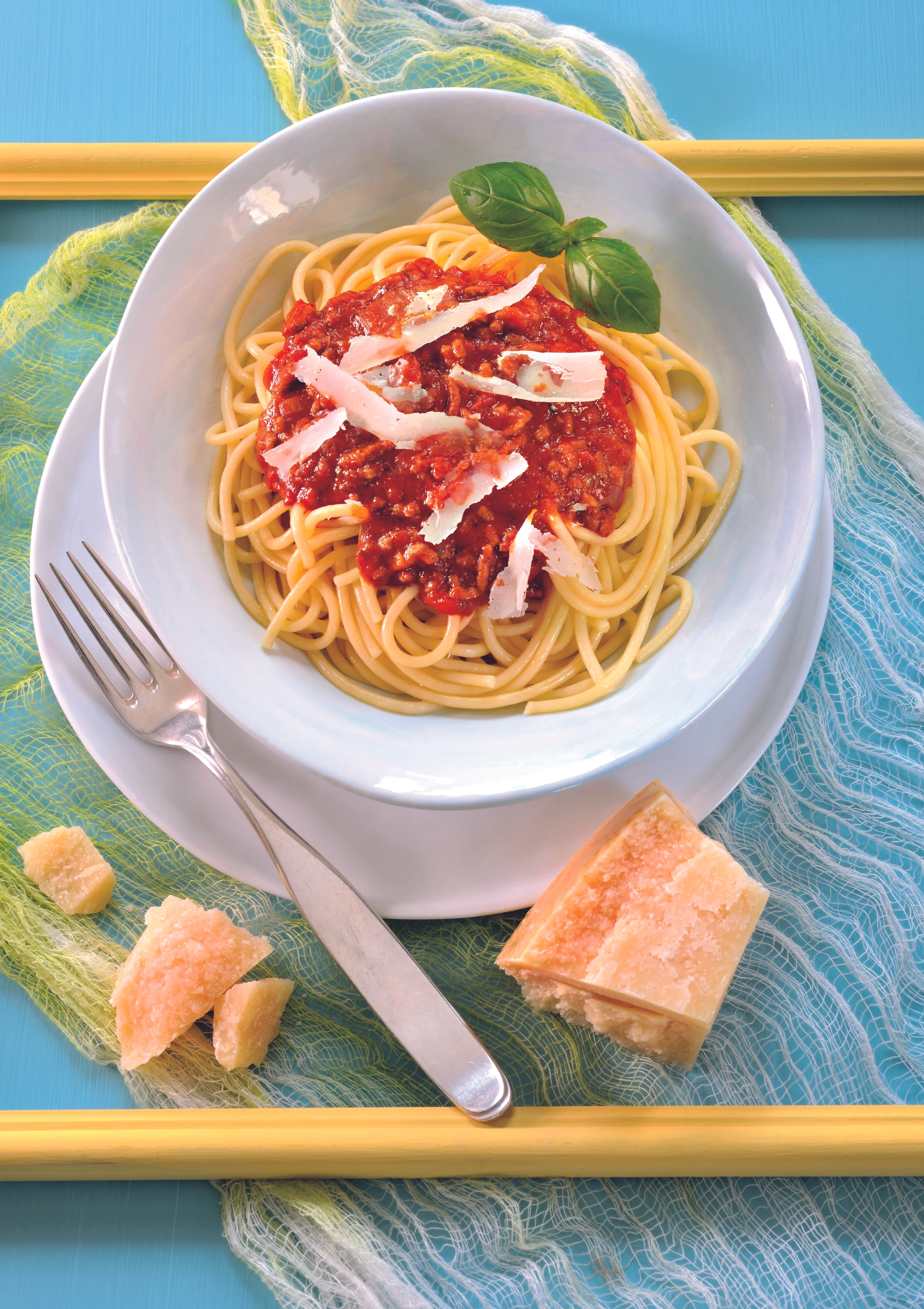 Spaghetti mit Fleischsauce, Basilikum und Parmesan