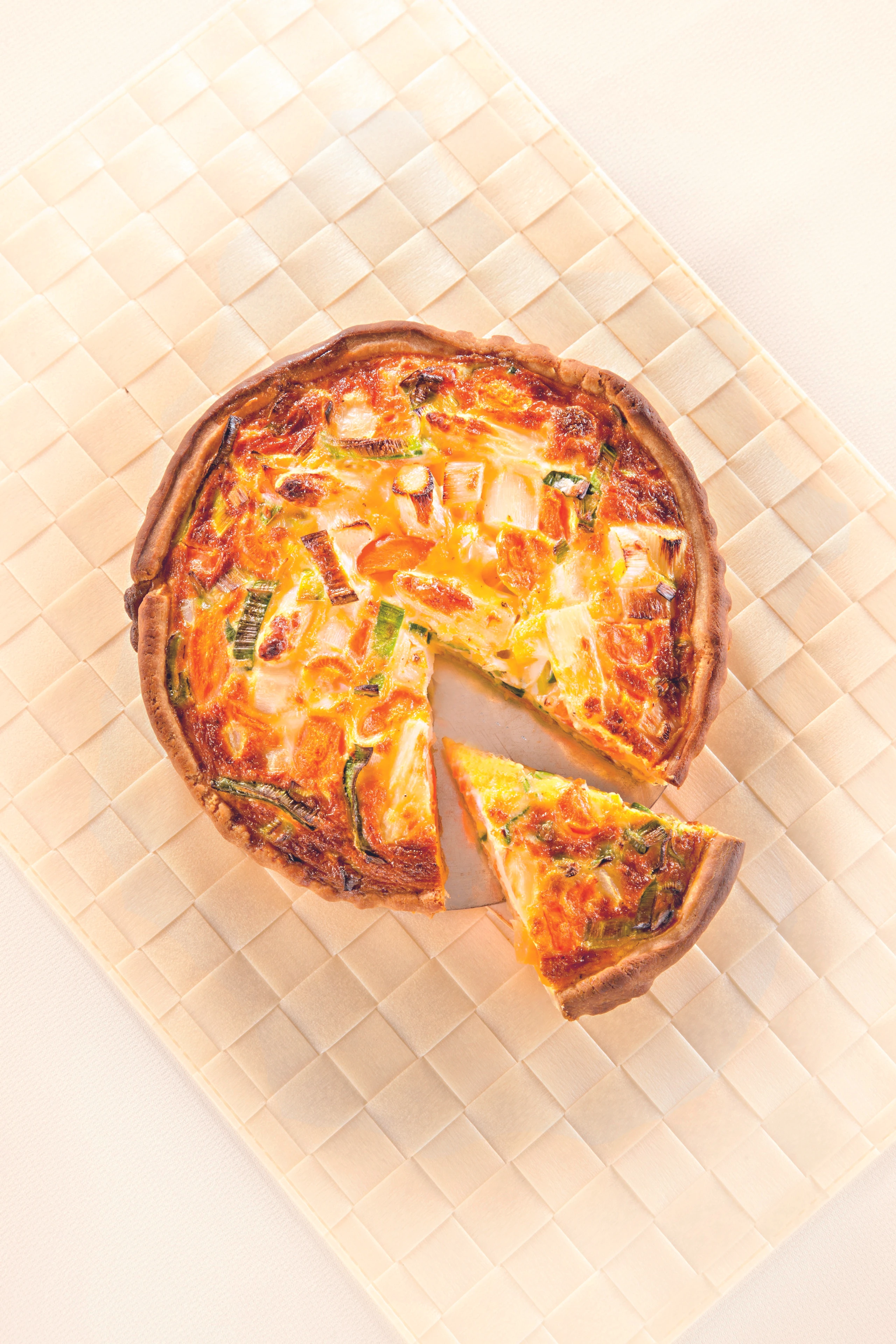 Quiche mit Spargel, Karotten und Lauch