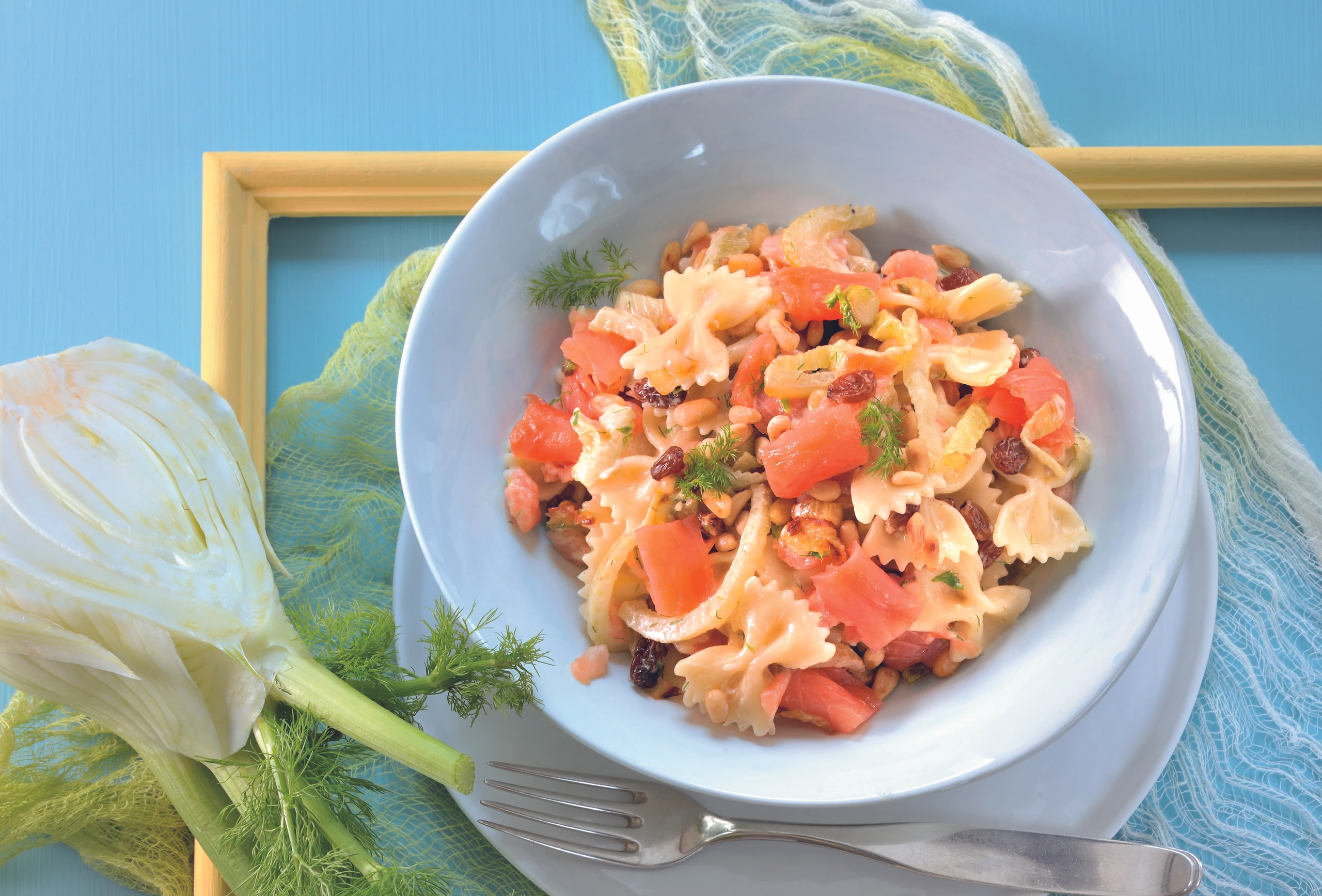 Farfalle mit Lachs, Fenchel und Pignoli