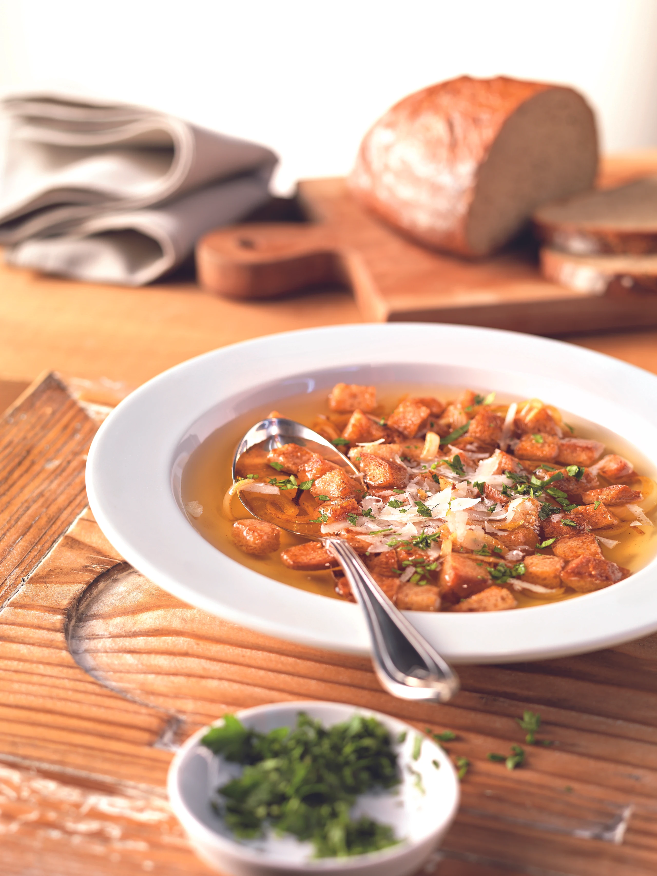 Schwarzbrotsuppe mit Petersilie