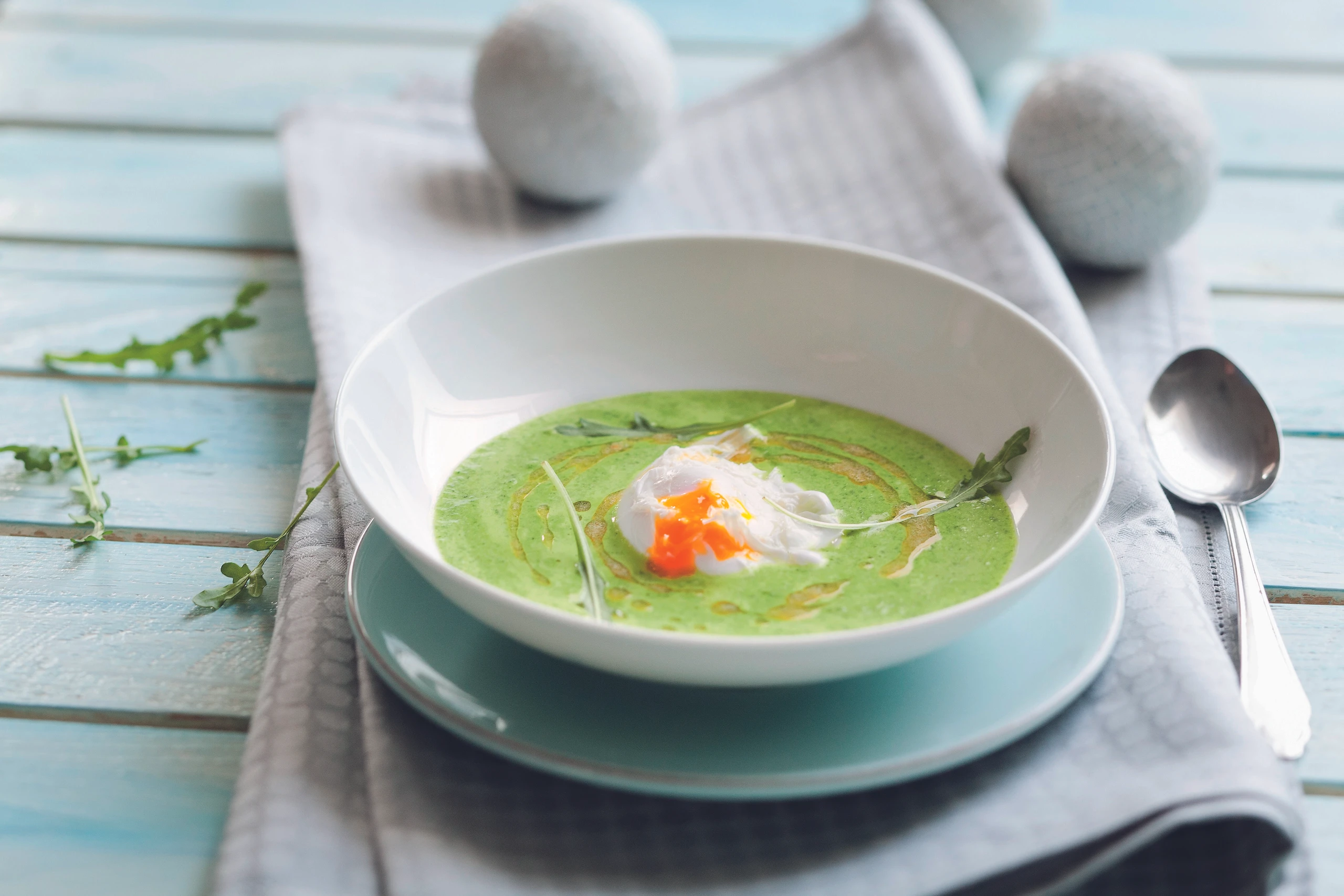 Rucolasuppe mit pochiertem Ei