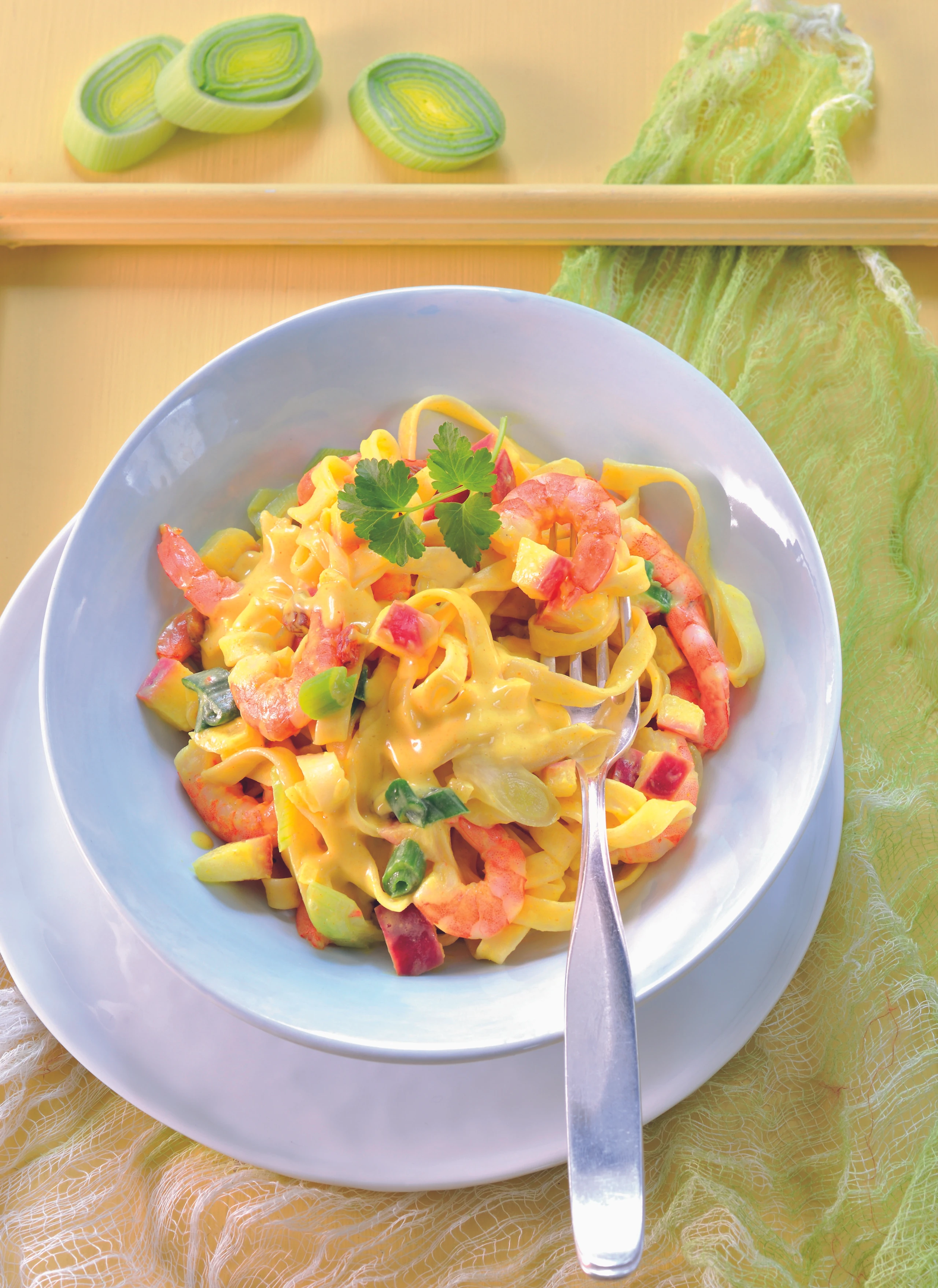 Tagliatelle mit Currysauce, Garnelen und Äpfeln