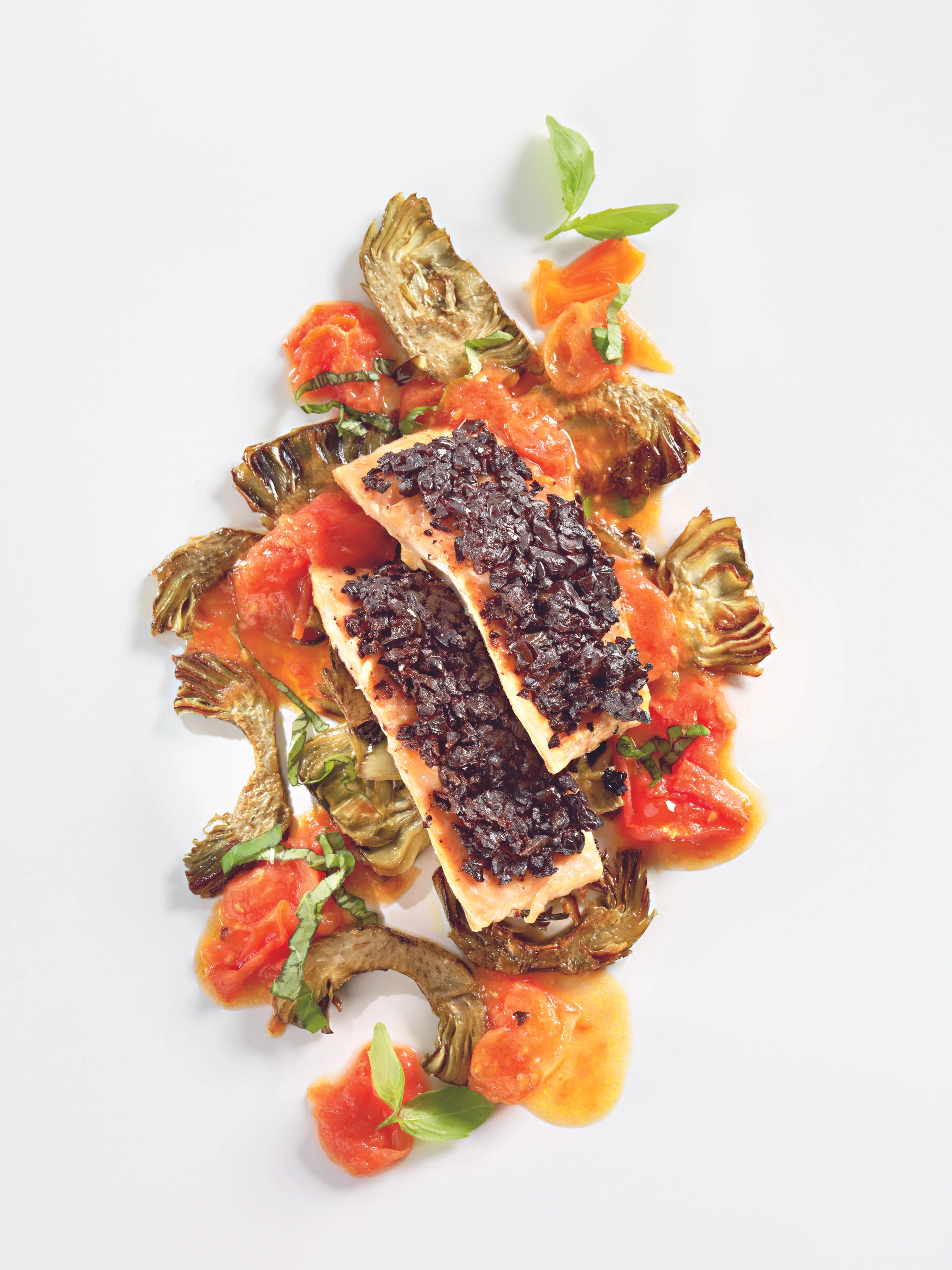 Lachsforelle mit Oliven, Artischocken und Paradeisern