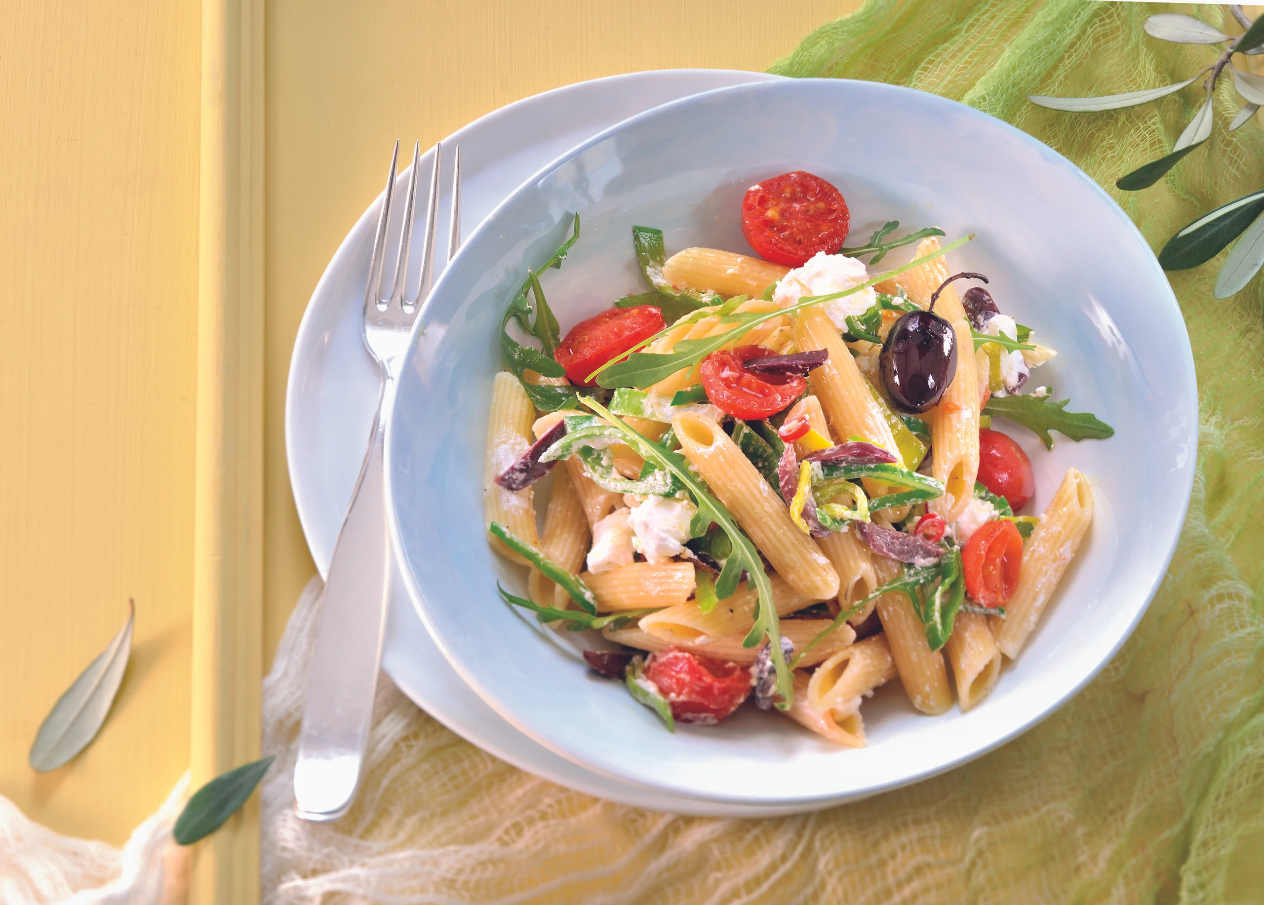 Penne mit Ziegenkäse, Rucola und Oliven