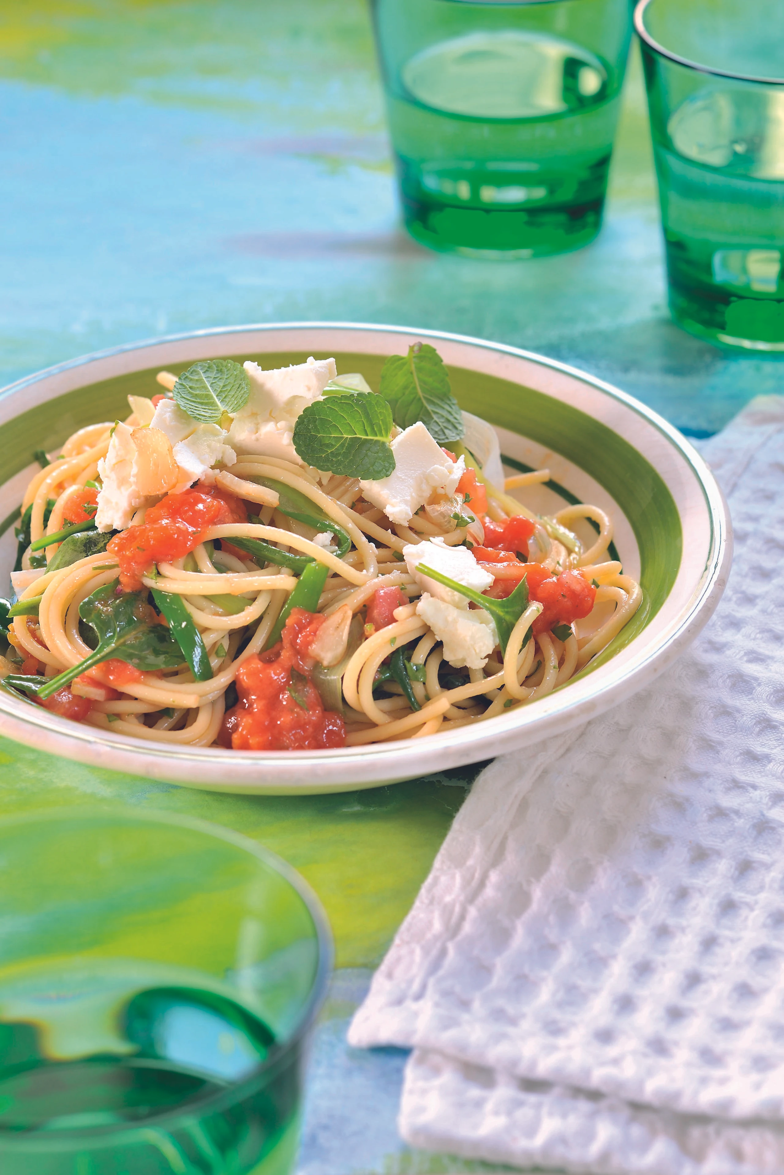 Spaghetti mit Paradeisern, Spinat und Schafkäse