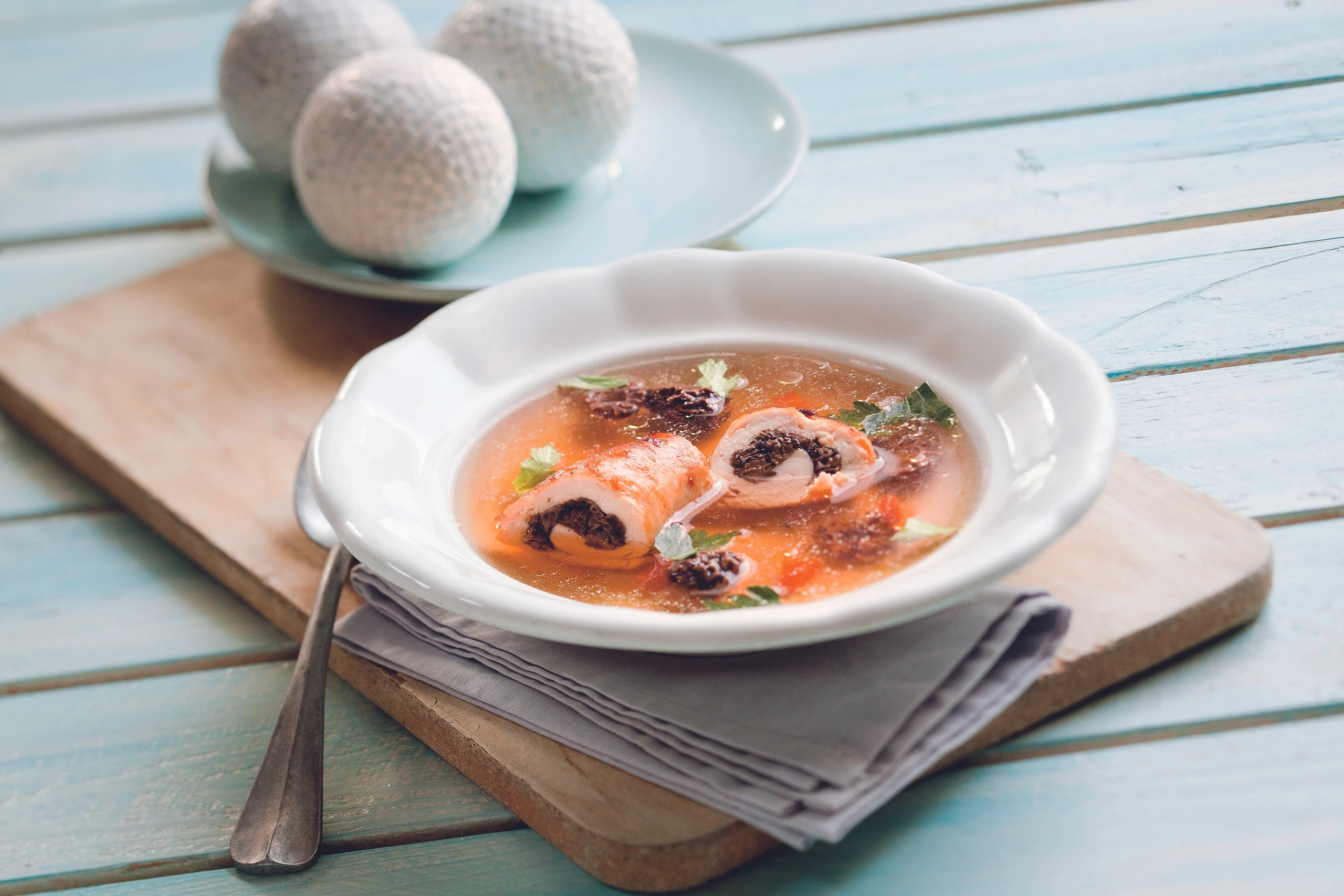 Hühner-Morchelsuppe mit Pilzröllchen