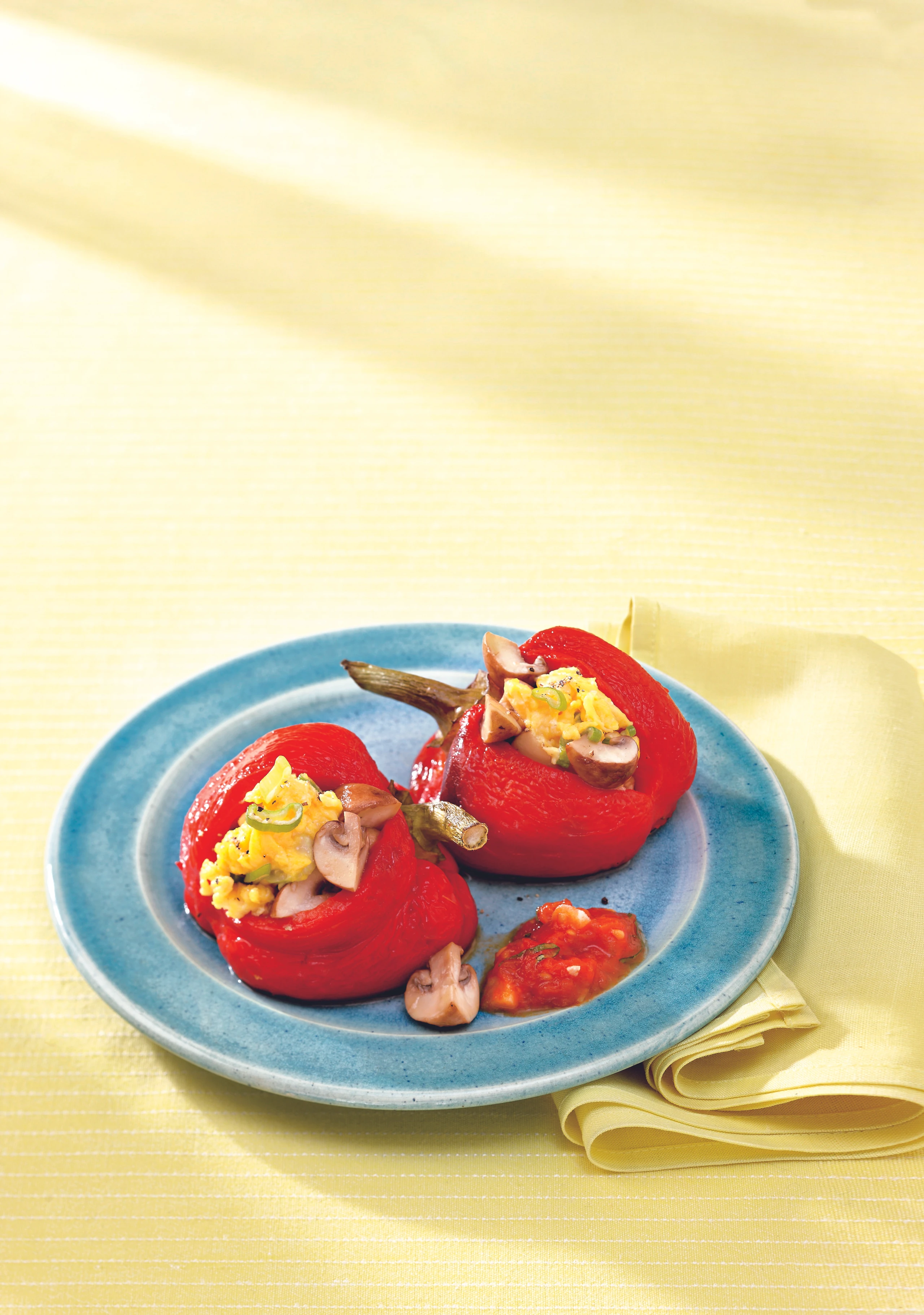 Gegrillte Paprika mit Eierspeise und Champignons