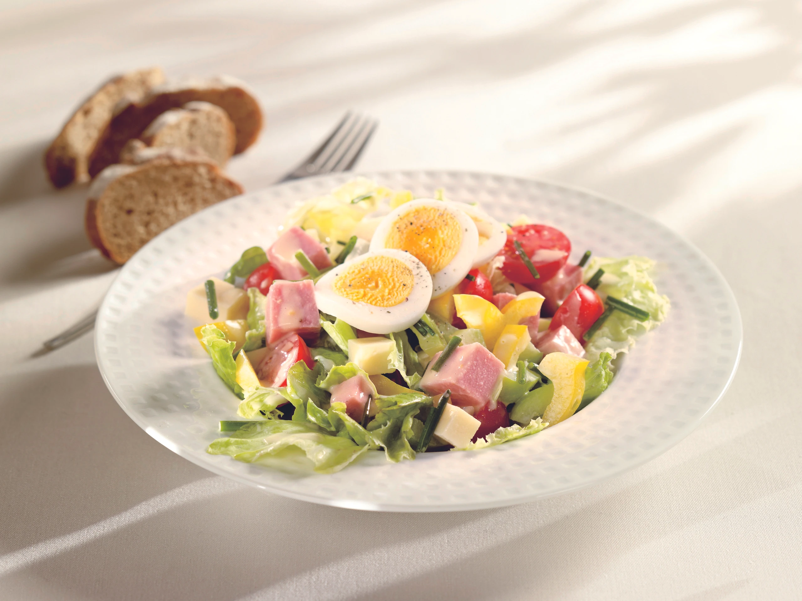 Chefsalat mit Schinken und Käse