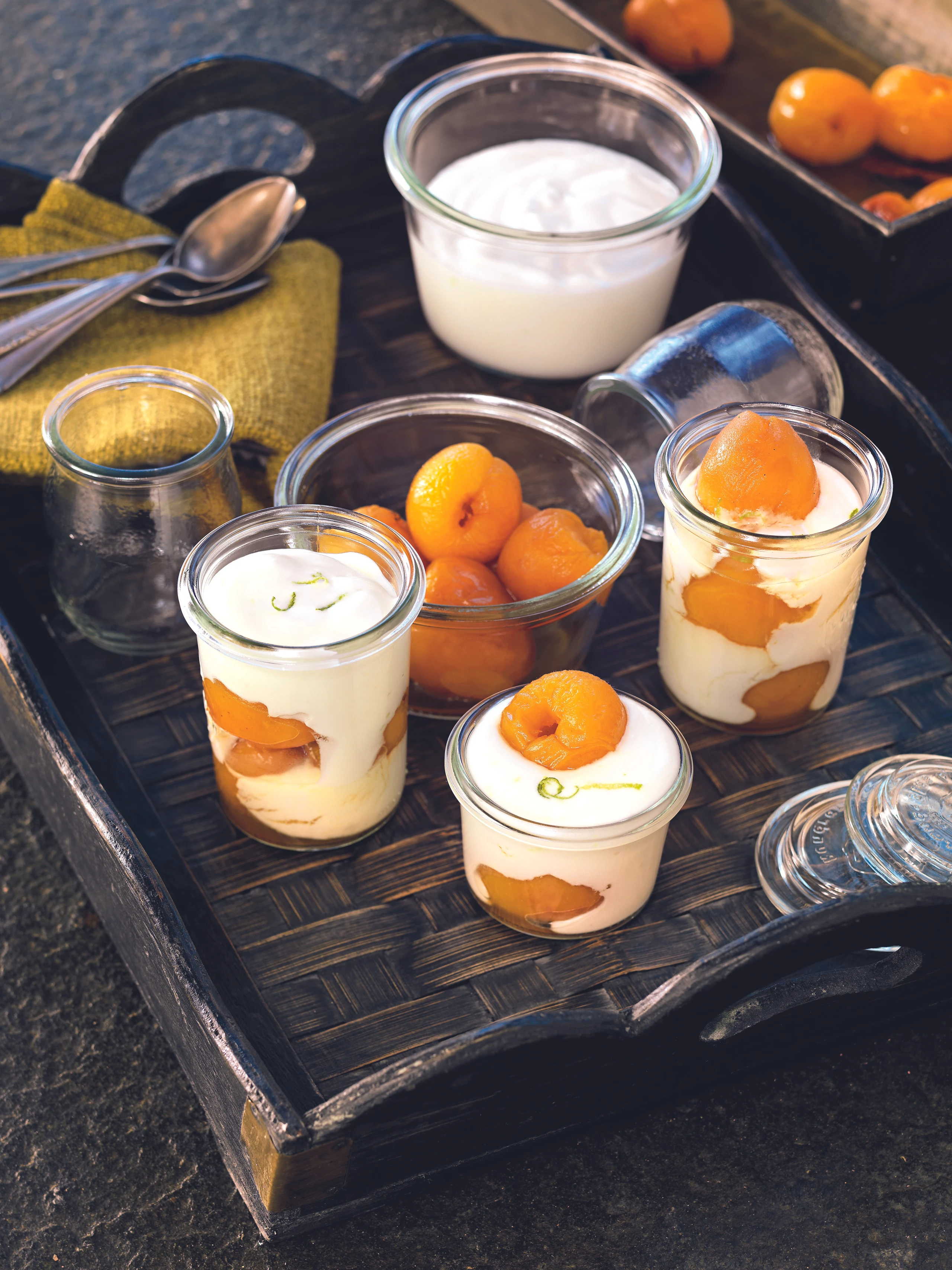 Geschmorte Marillen mit Kokoscreme