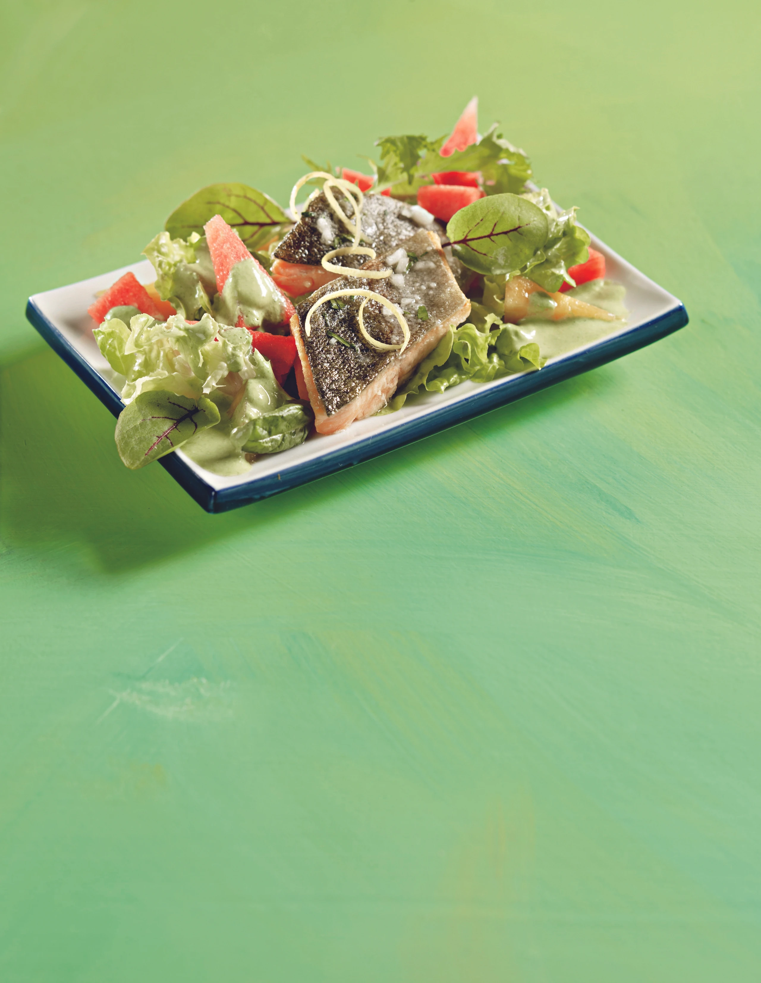 Salat mit Lachsforelle, Melonen und Kräuterdressing