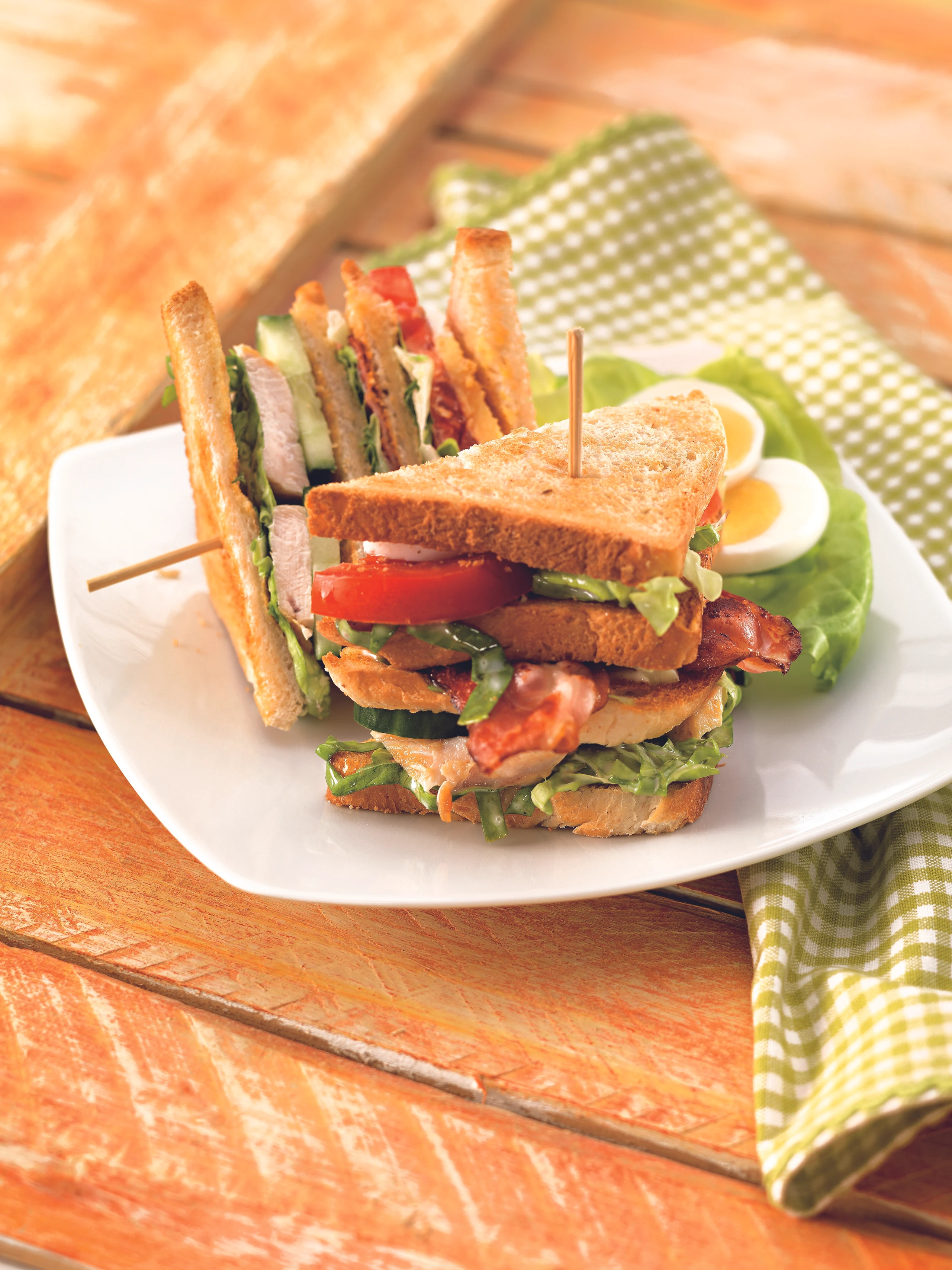 Club Sandwich mit knusprigem Speck