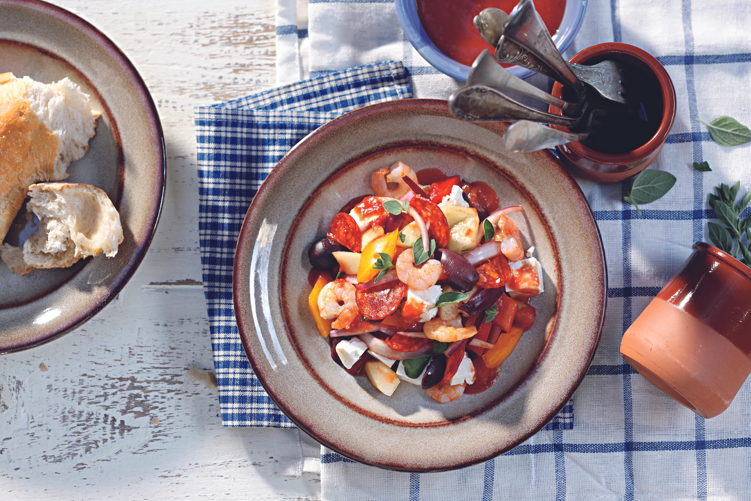 Griechischer Salat mit Garnelen und Chorizo