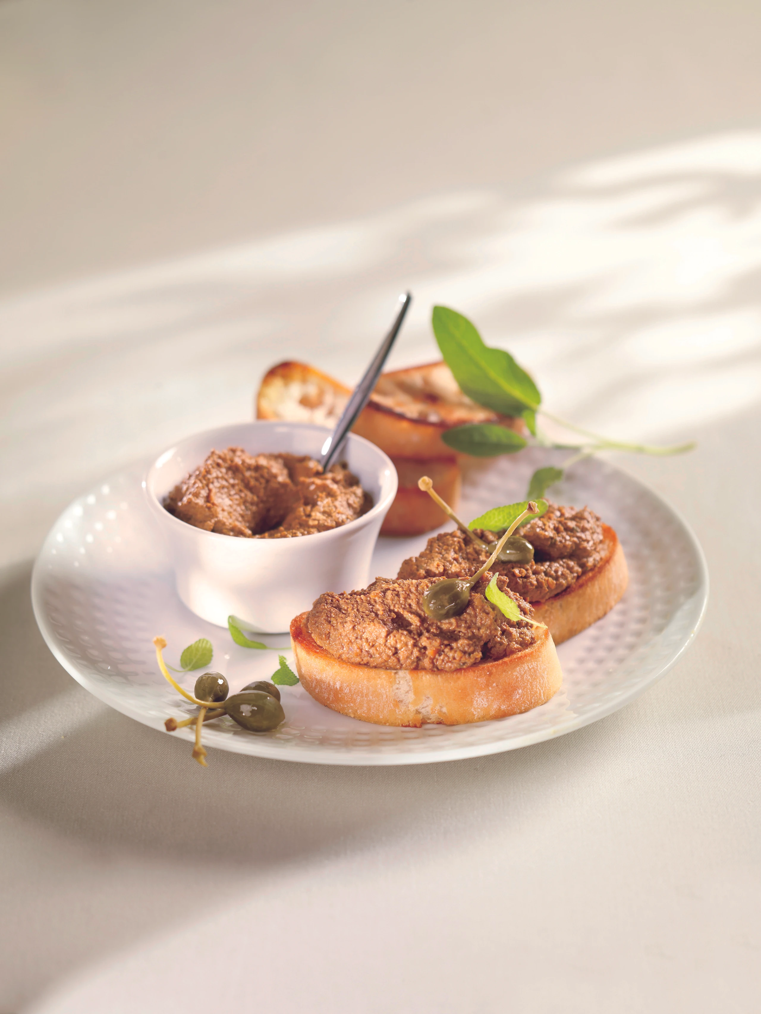 Hühnerleber-Crostini mit Kapern