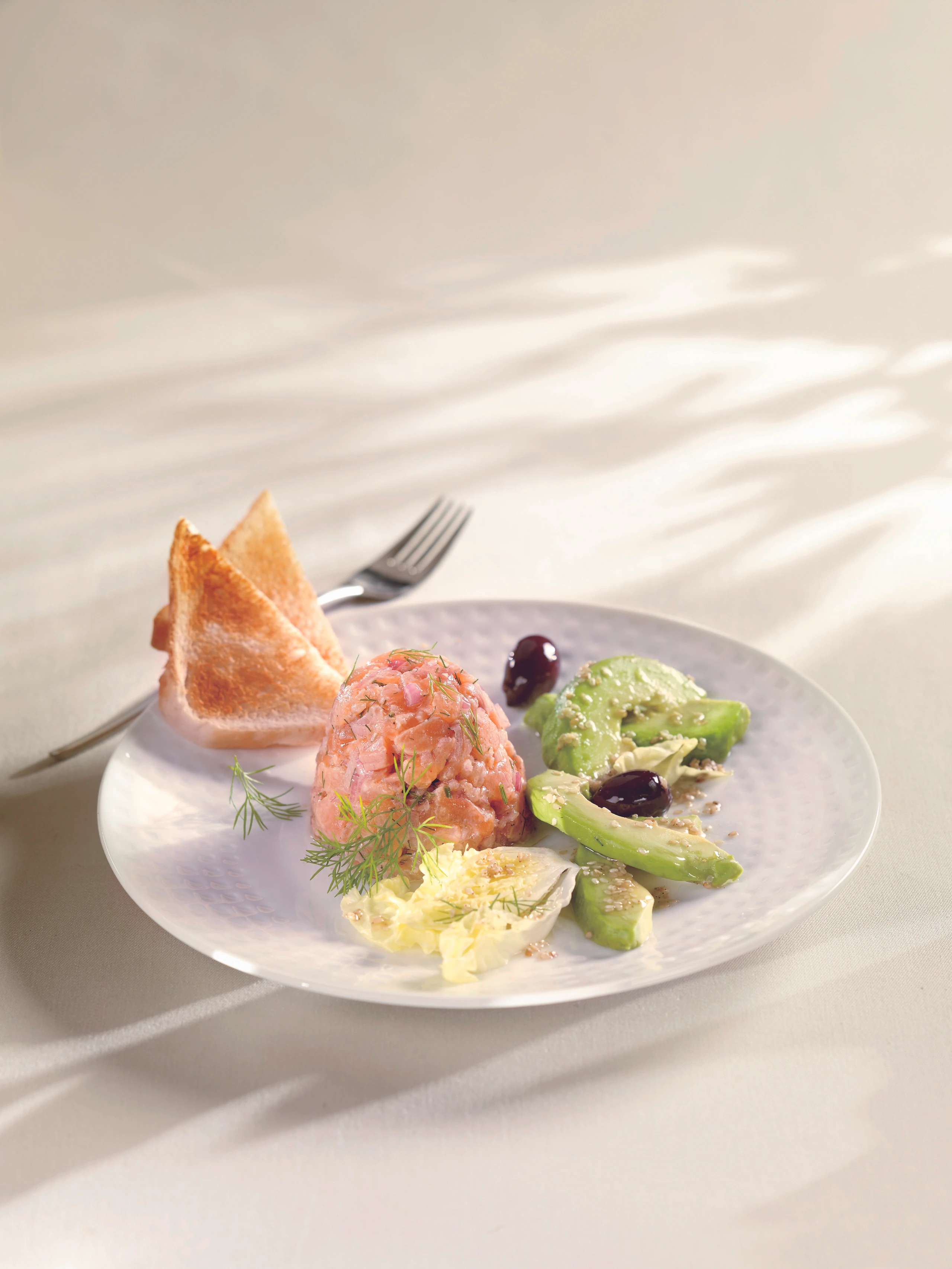 Lachsforellen-Tatar mit Avocadosalat