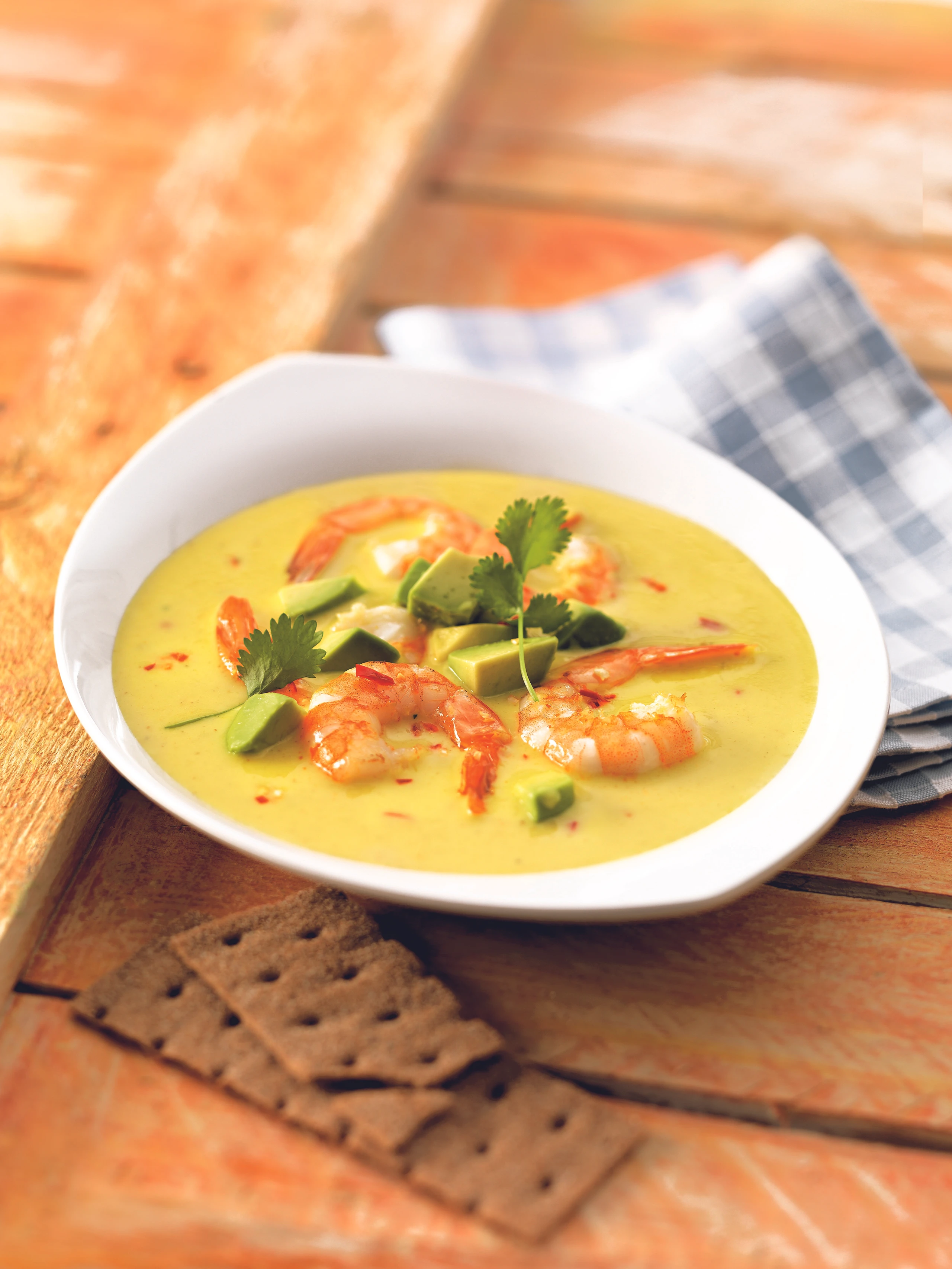 Kalte Asia-Suppe mit Garnelen