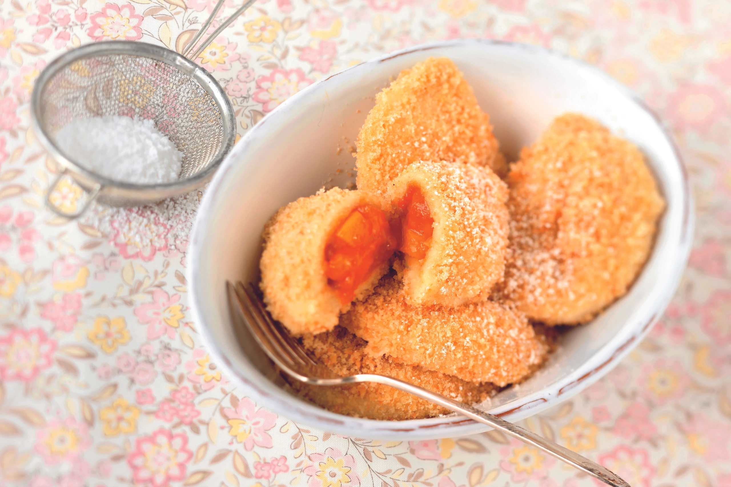 Topfentascherl mit Marillenfülle und Butterbröseln