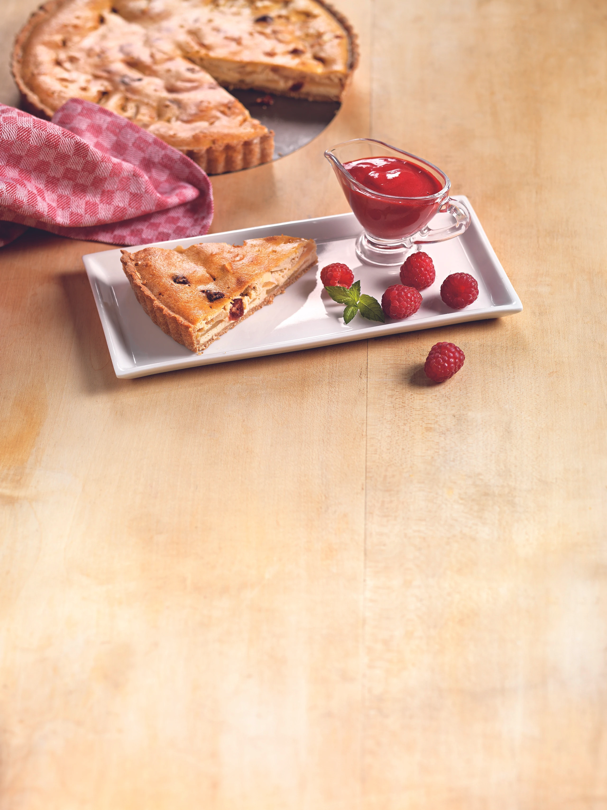 Apfel-Tofu-Tarte mit Himbeer-Sauce