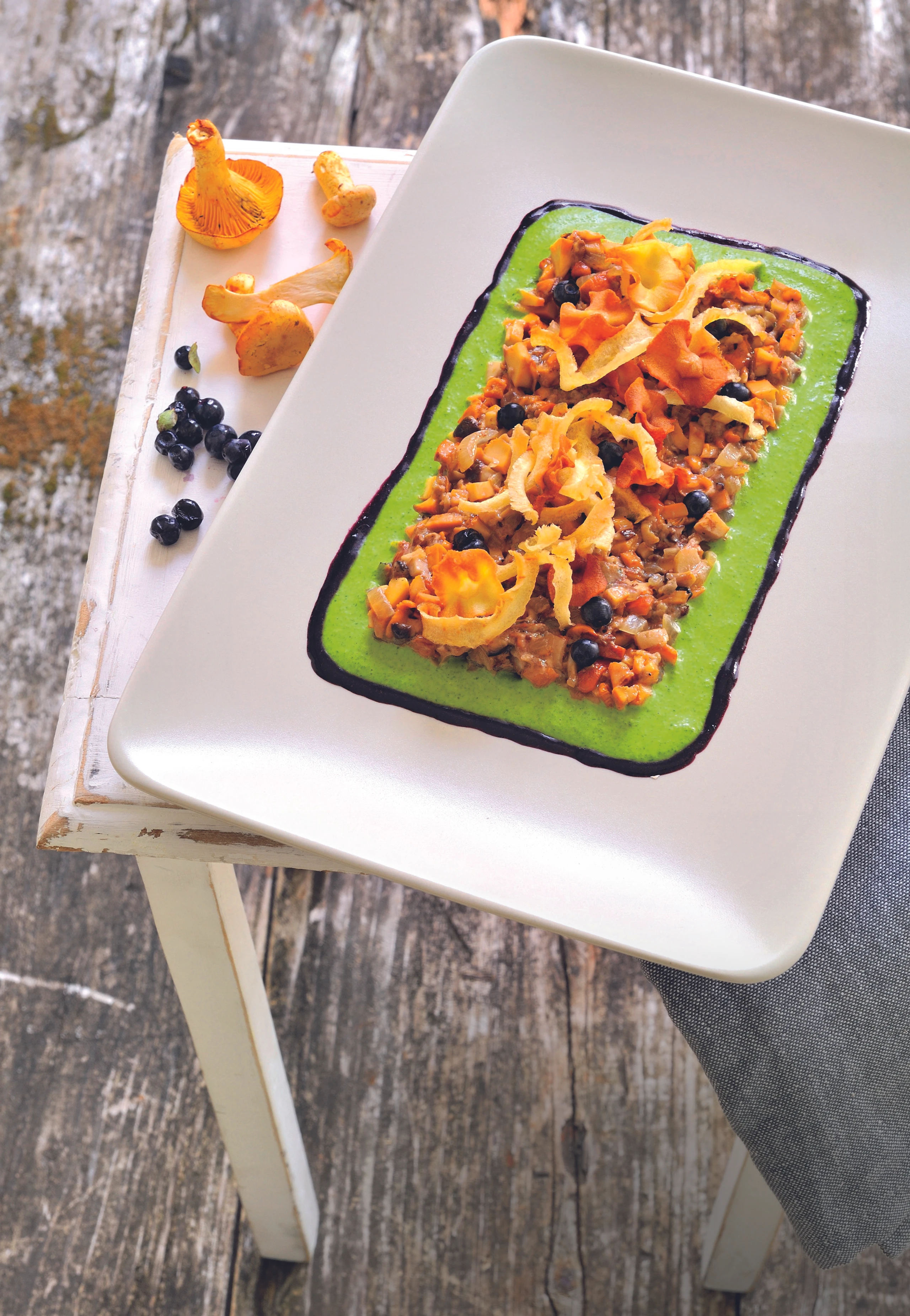 Pilztatar mit Beerenjus, Rucolacreme und Pastinakenchips