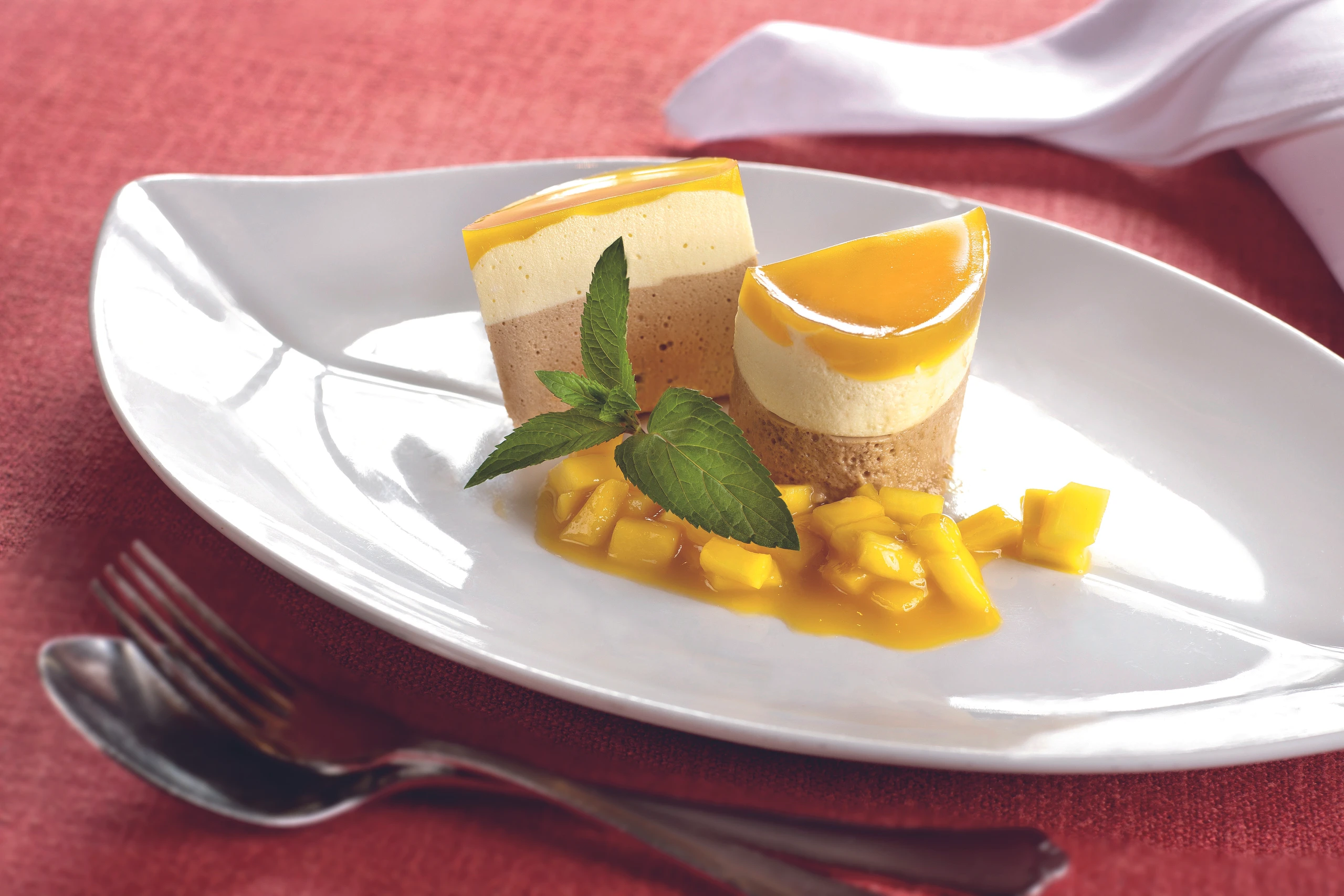 Nougat-Passionsfrucht-Törtchen mit Mangosalat