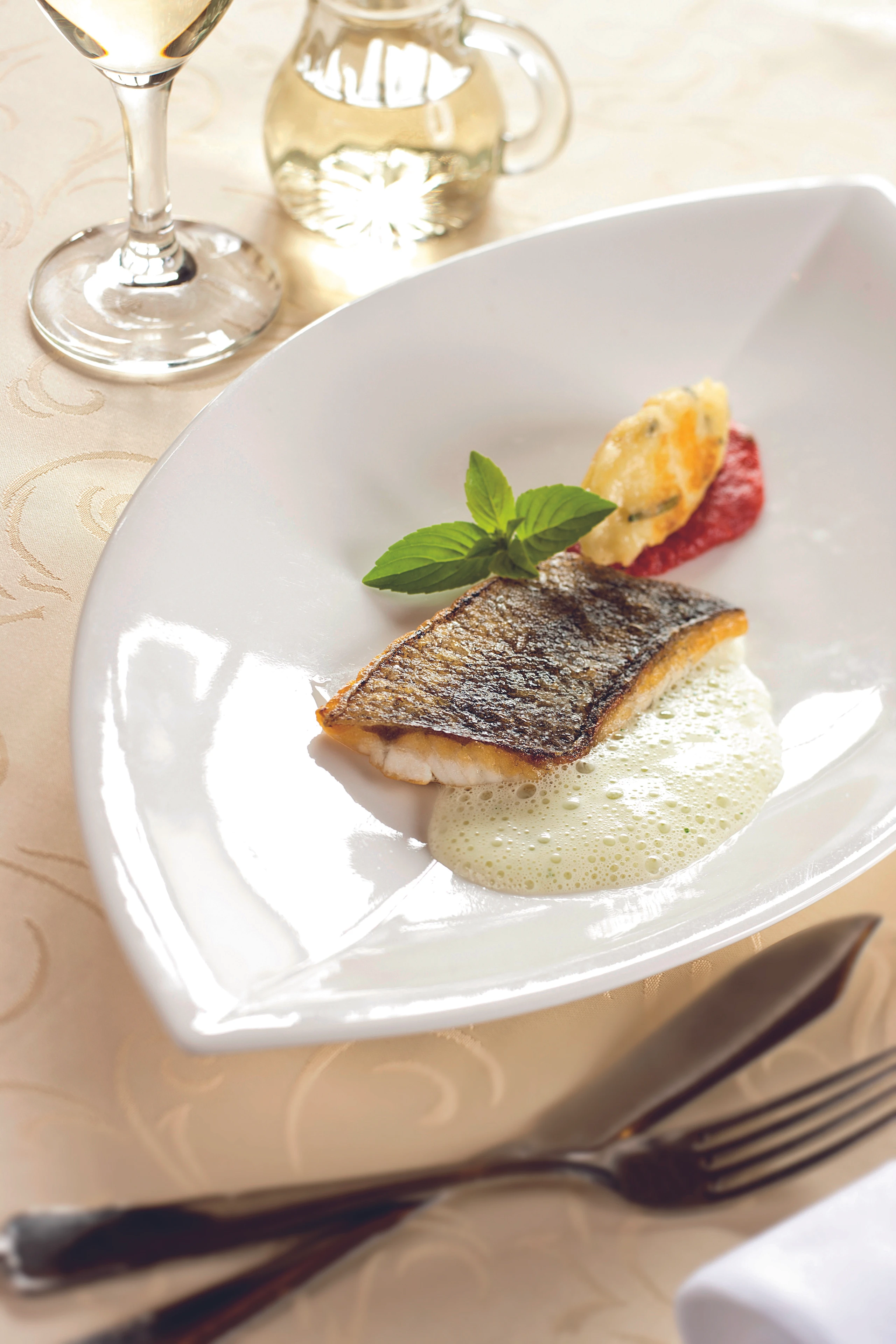 Wolfsbarschfilet mit Pestoschaum und Topfennockerl