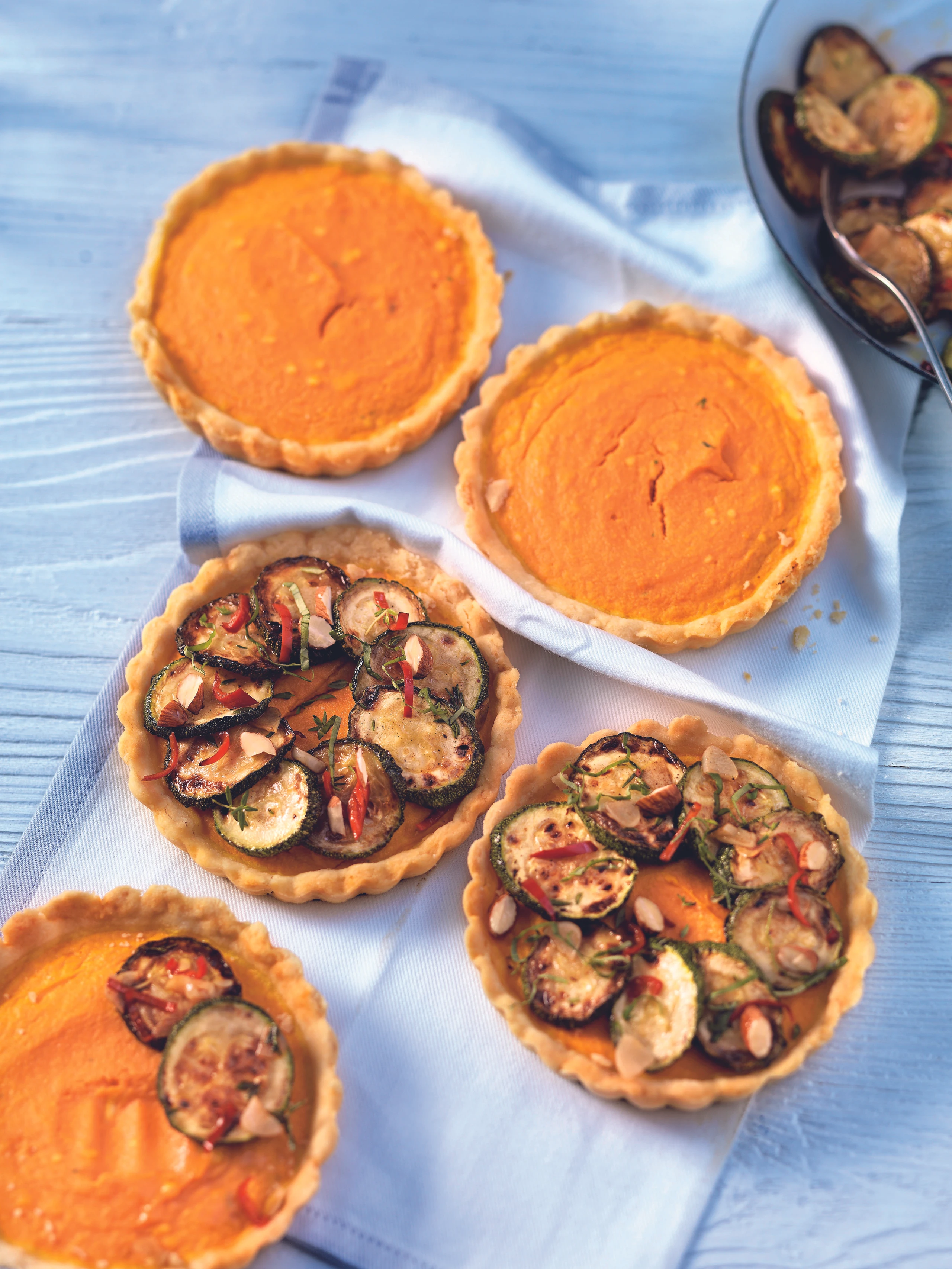 Kürbistartes mit marinierten Zucchini