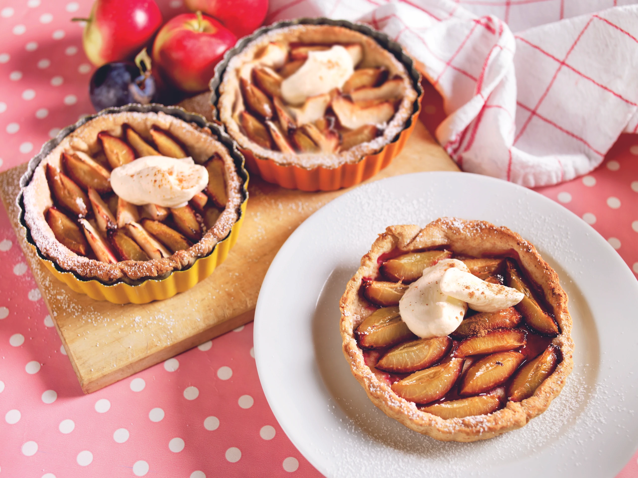 Zwetschken-Tartes mit Obers-Joghurtcreme