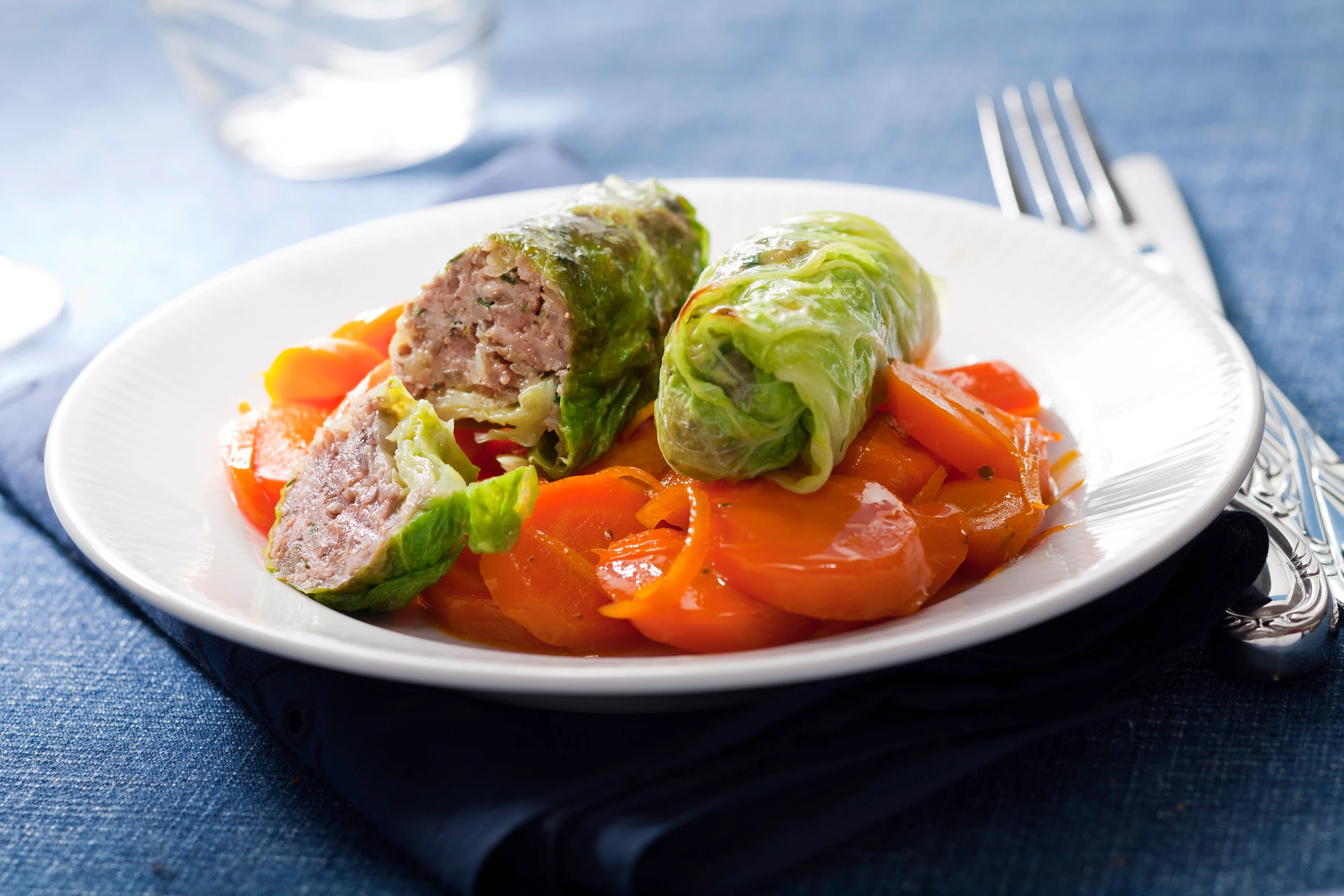 Kohlröllchen mit Faschiertem auf Karottengemüse