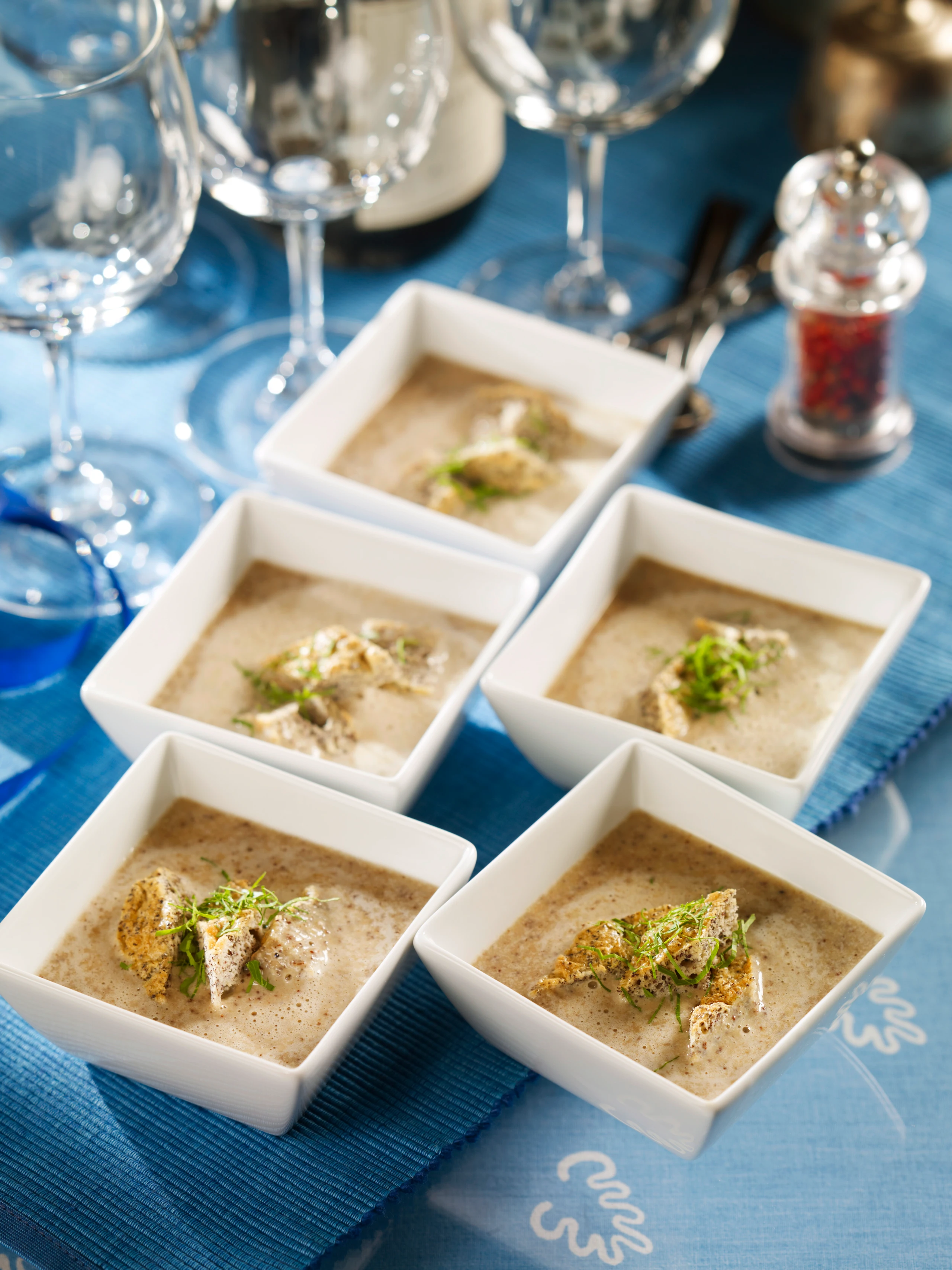 Graumohnsuppe mit Mohnschöberln