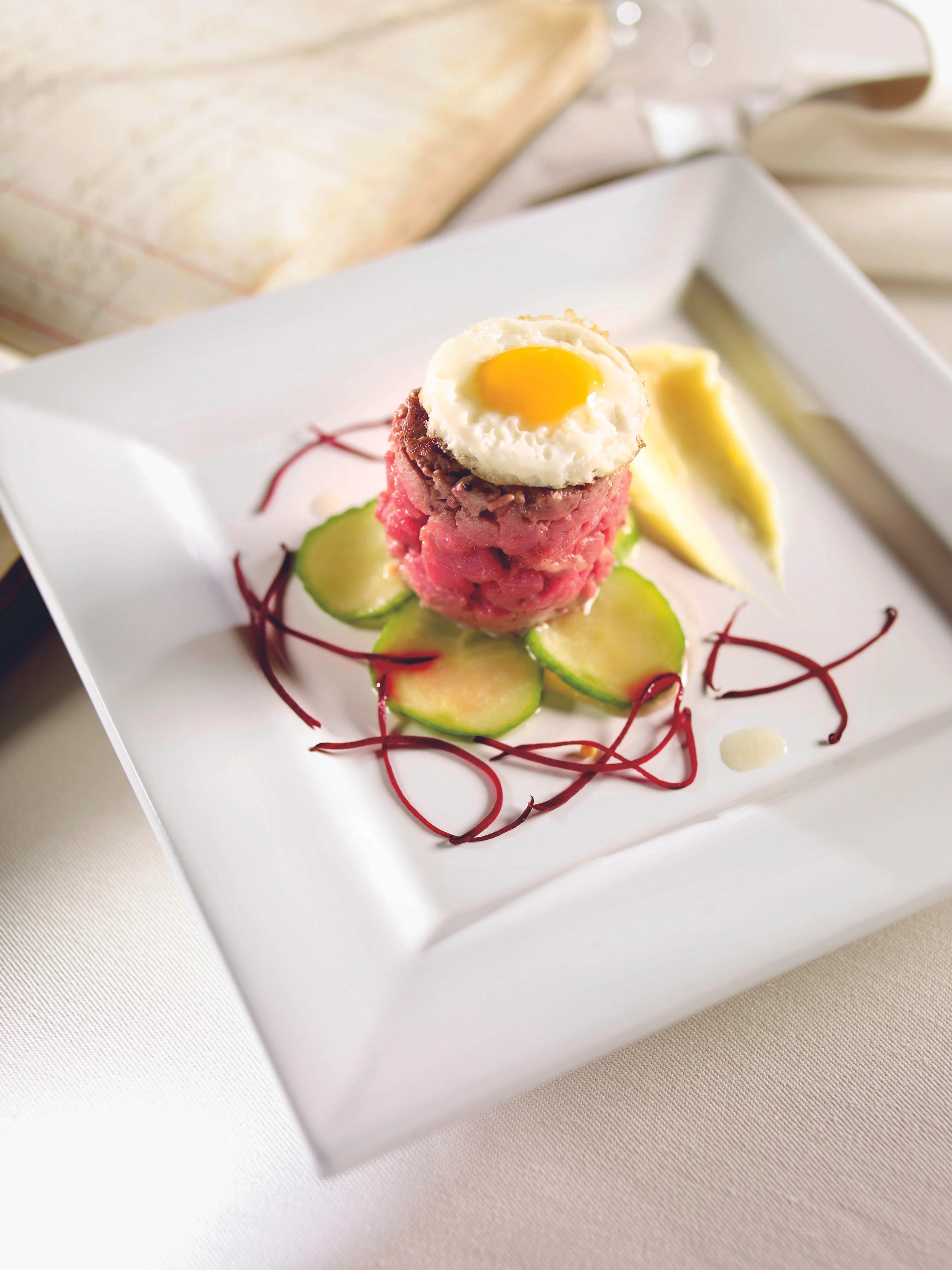 Beef Tatar mit Honiggurken und Wachtelei