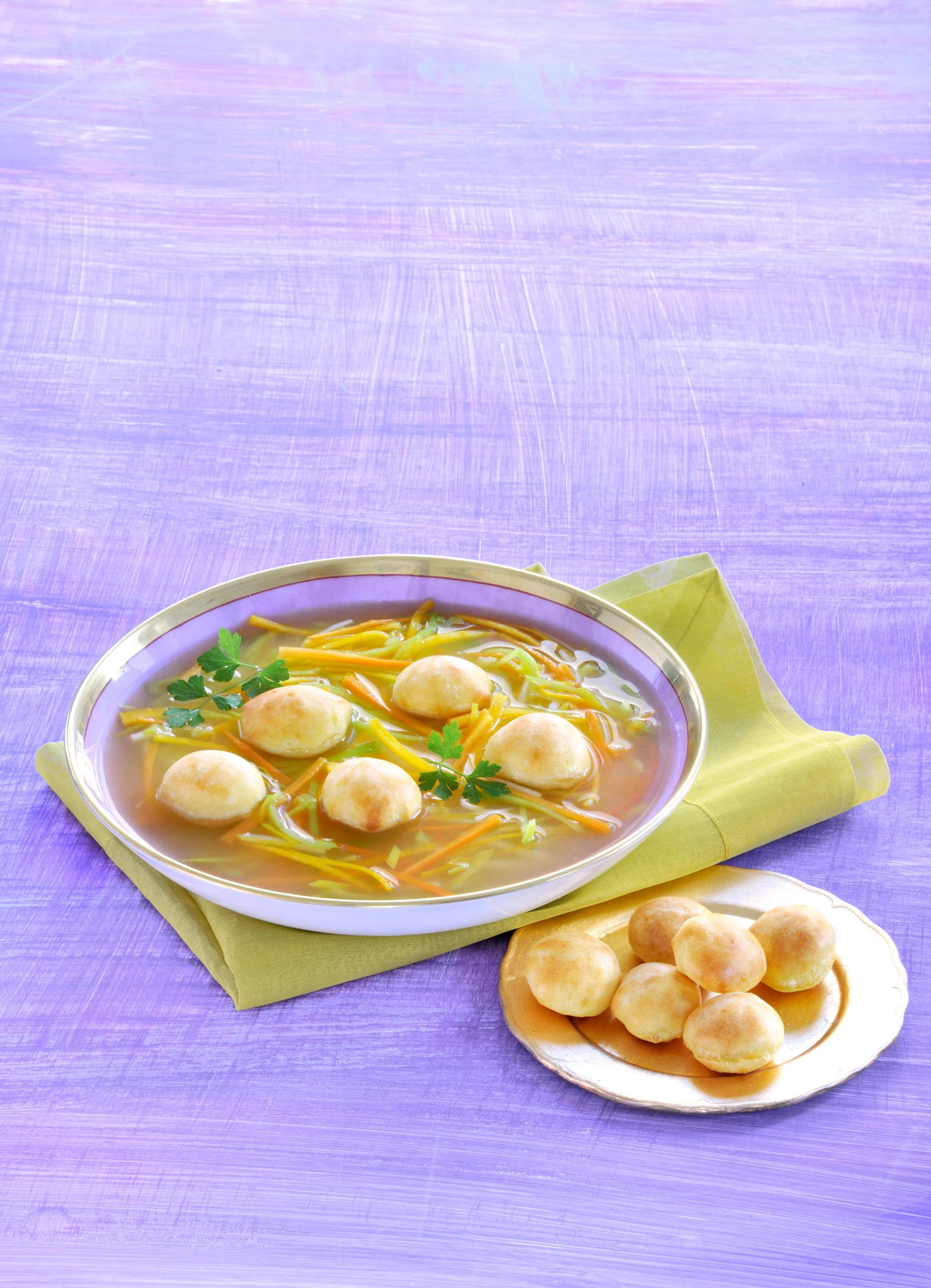 Sellerie-Bouillon mit Brandteigkrapferln