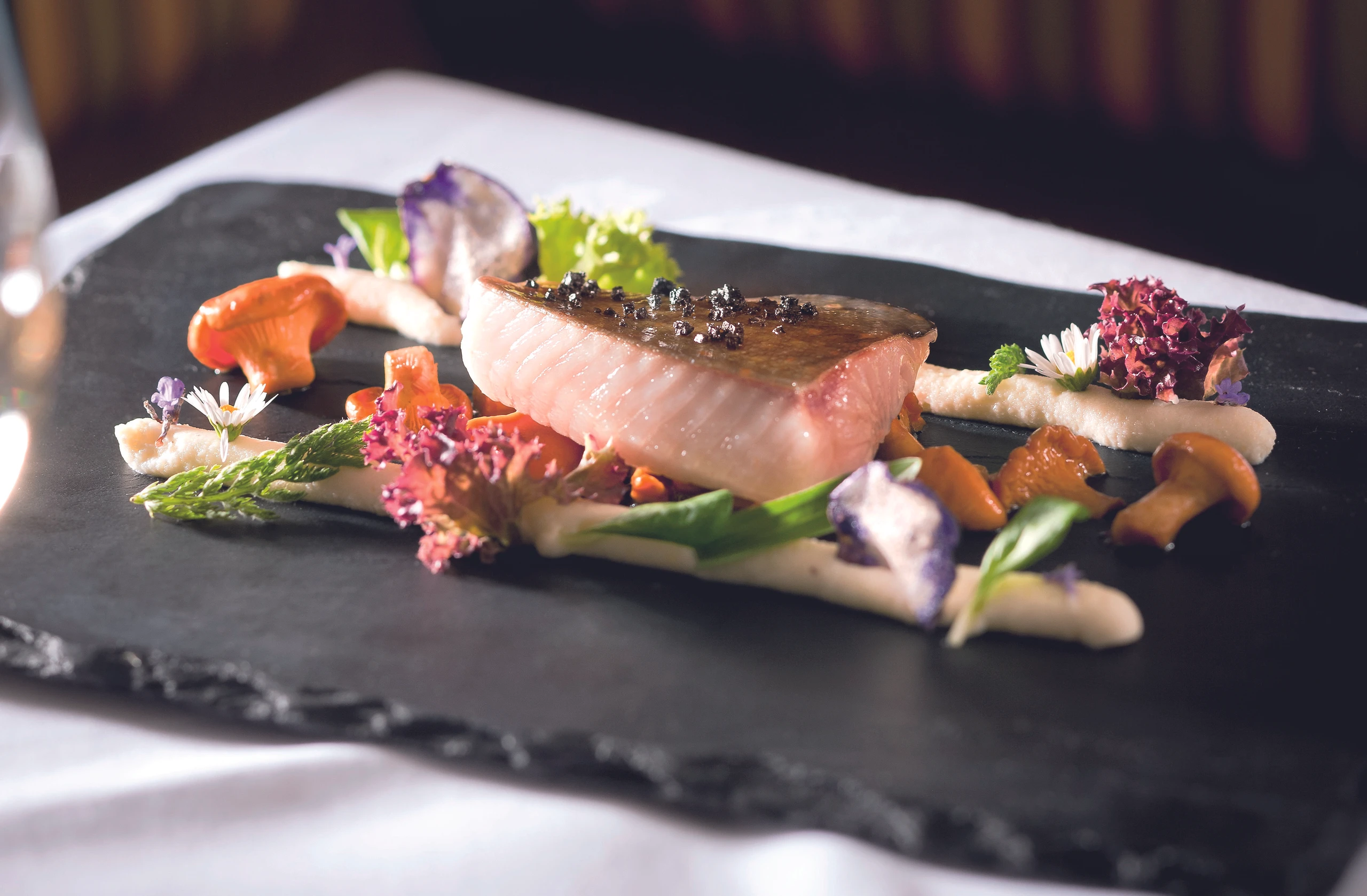 Saiblingsfilet mit Erdäpfelcreme und Eierschwammerln