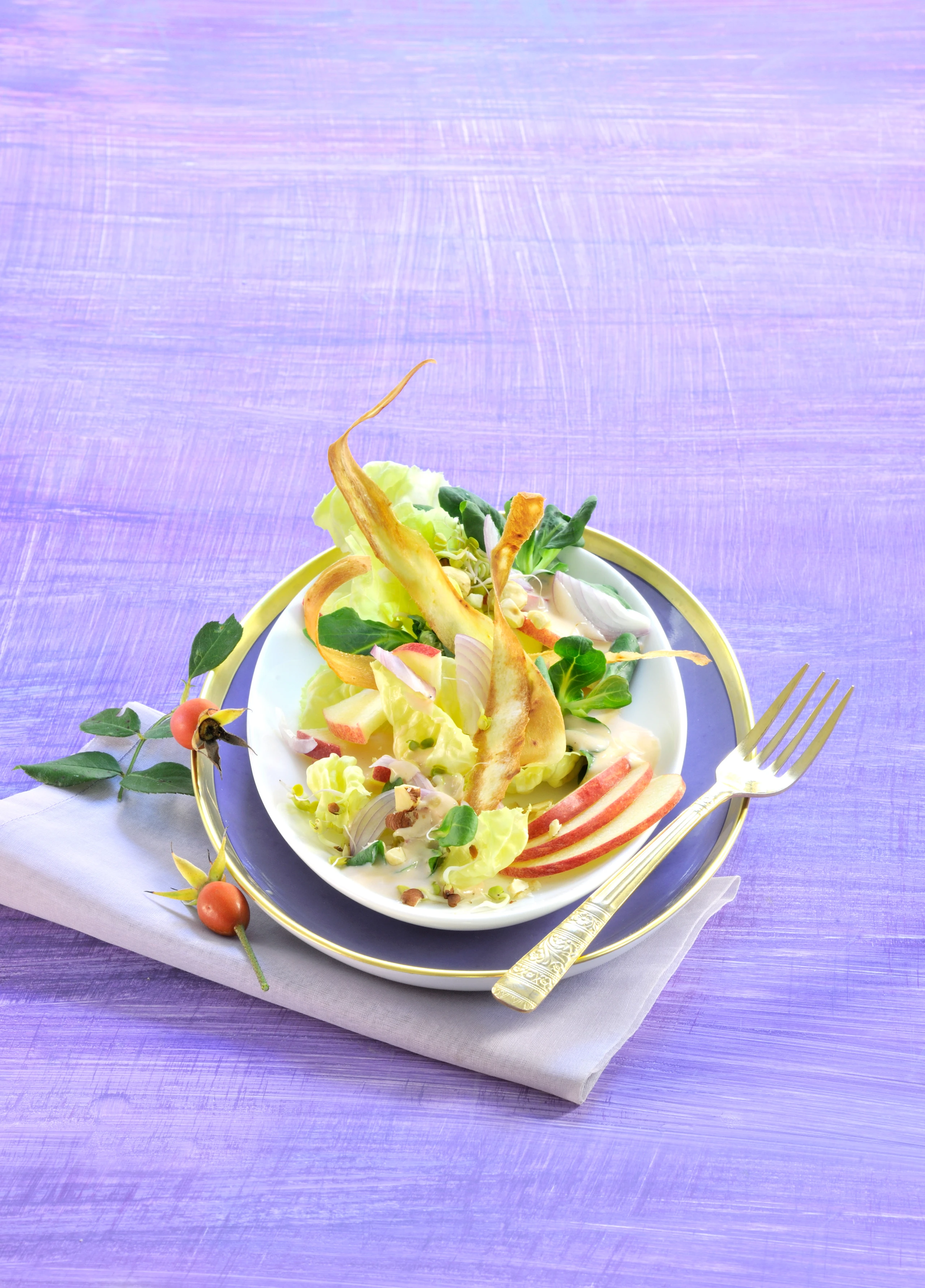 Salat mit Hagebuttendressing und Pastinakenchips