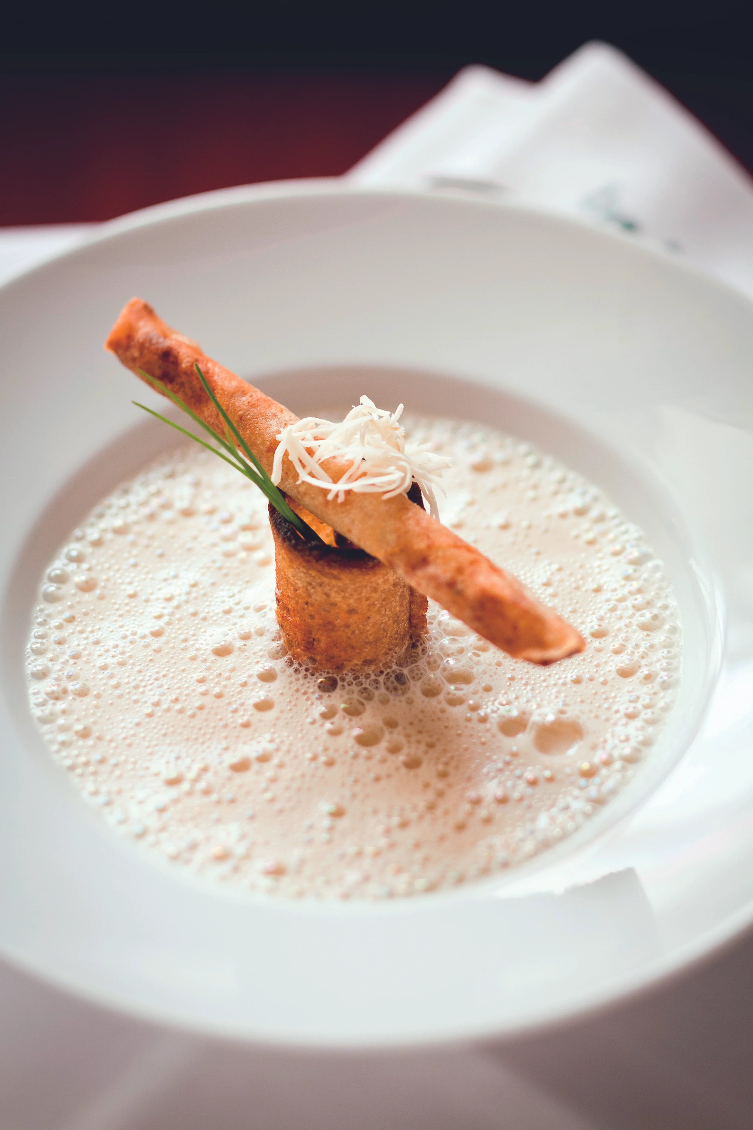 Krensuppe mit Brotröllchen und Crostini