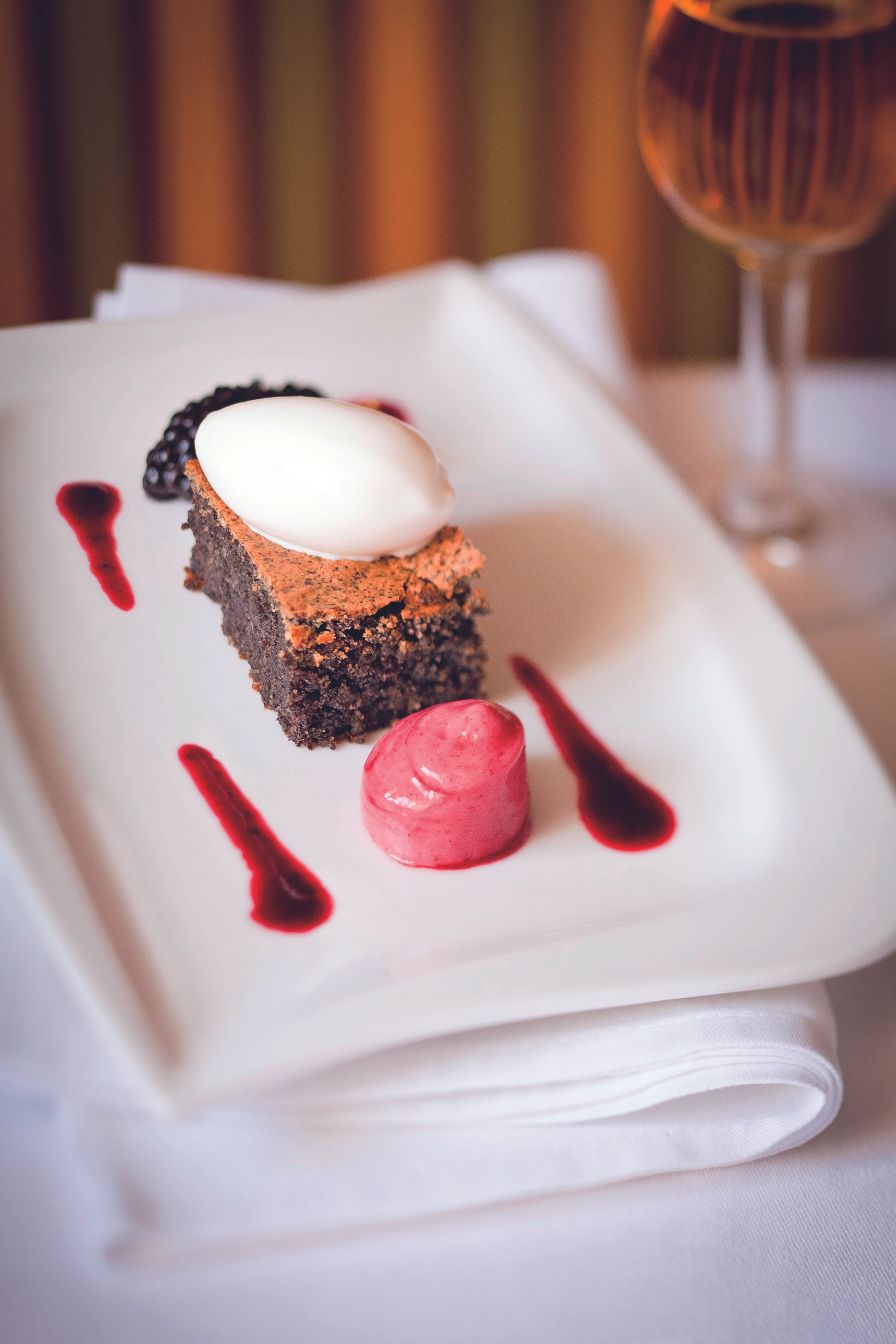 Graumohn-Schokotarte mit Brombeer-Espuma