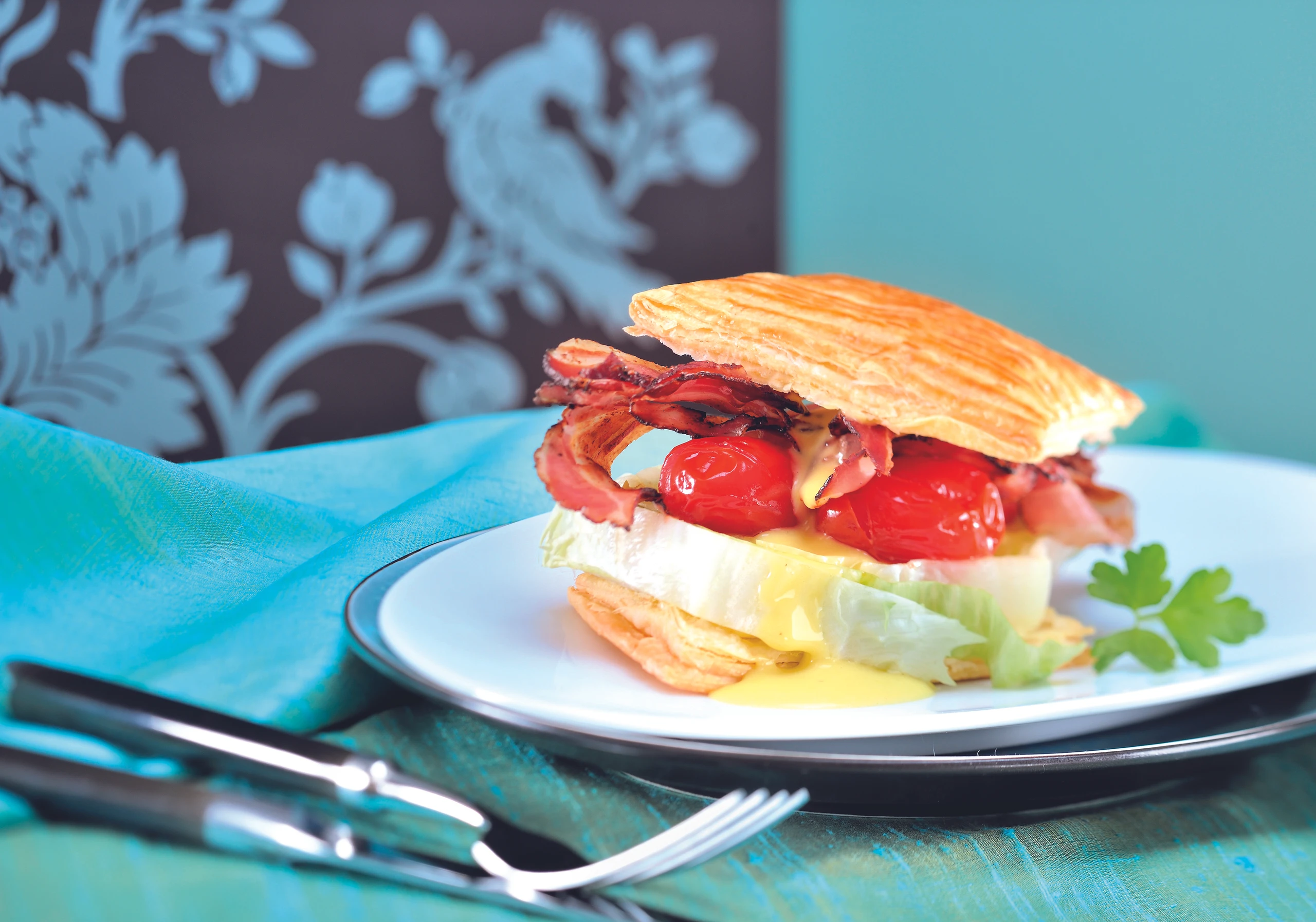 Knackiger Eisberg-Burger mit Sardellensalsa