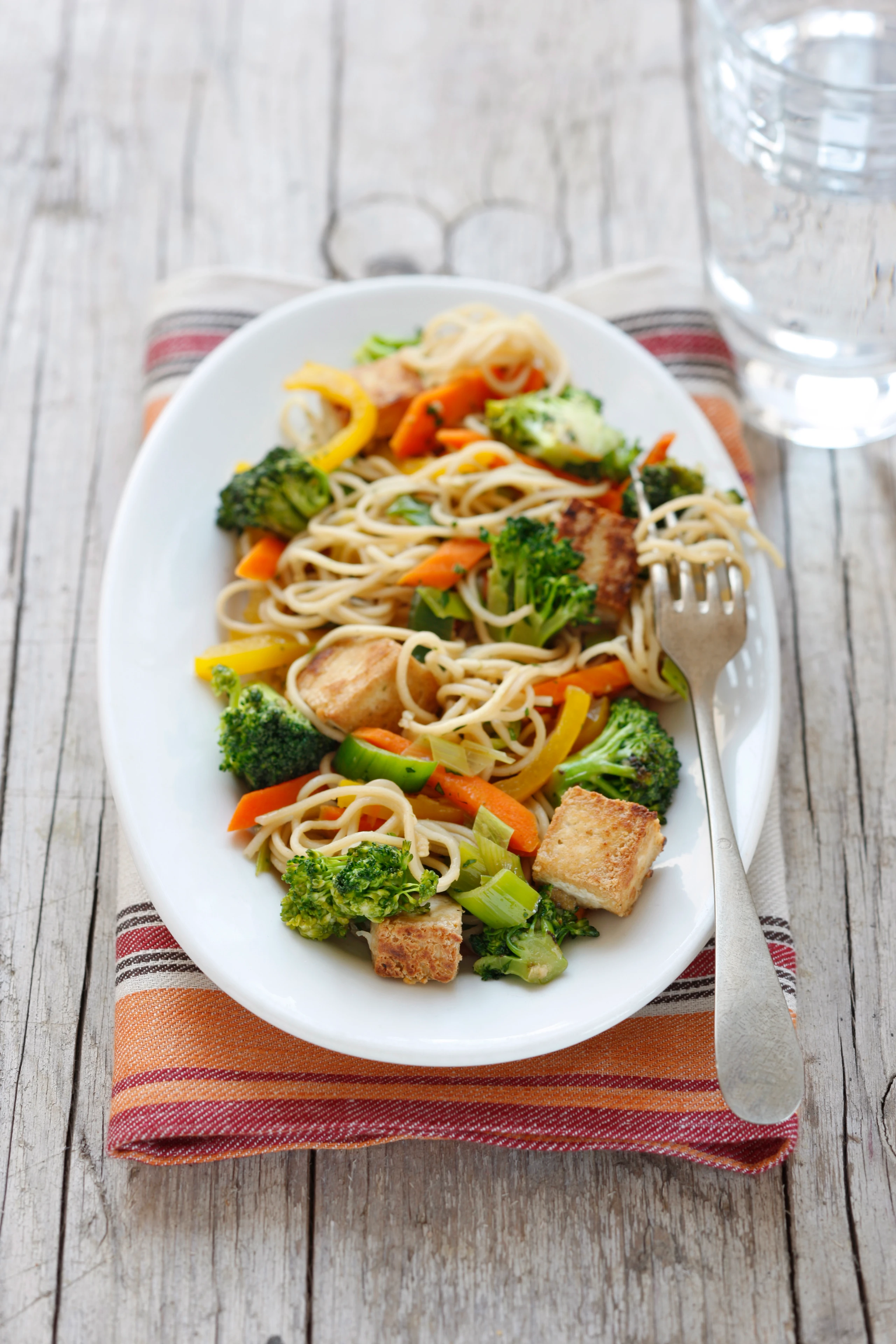 Chinesische Gemüsenudeln mit Tofu