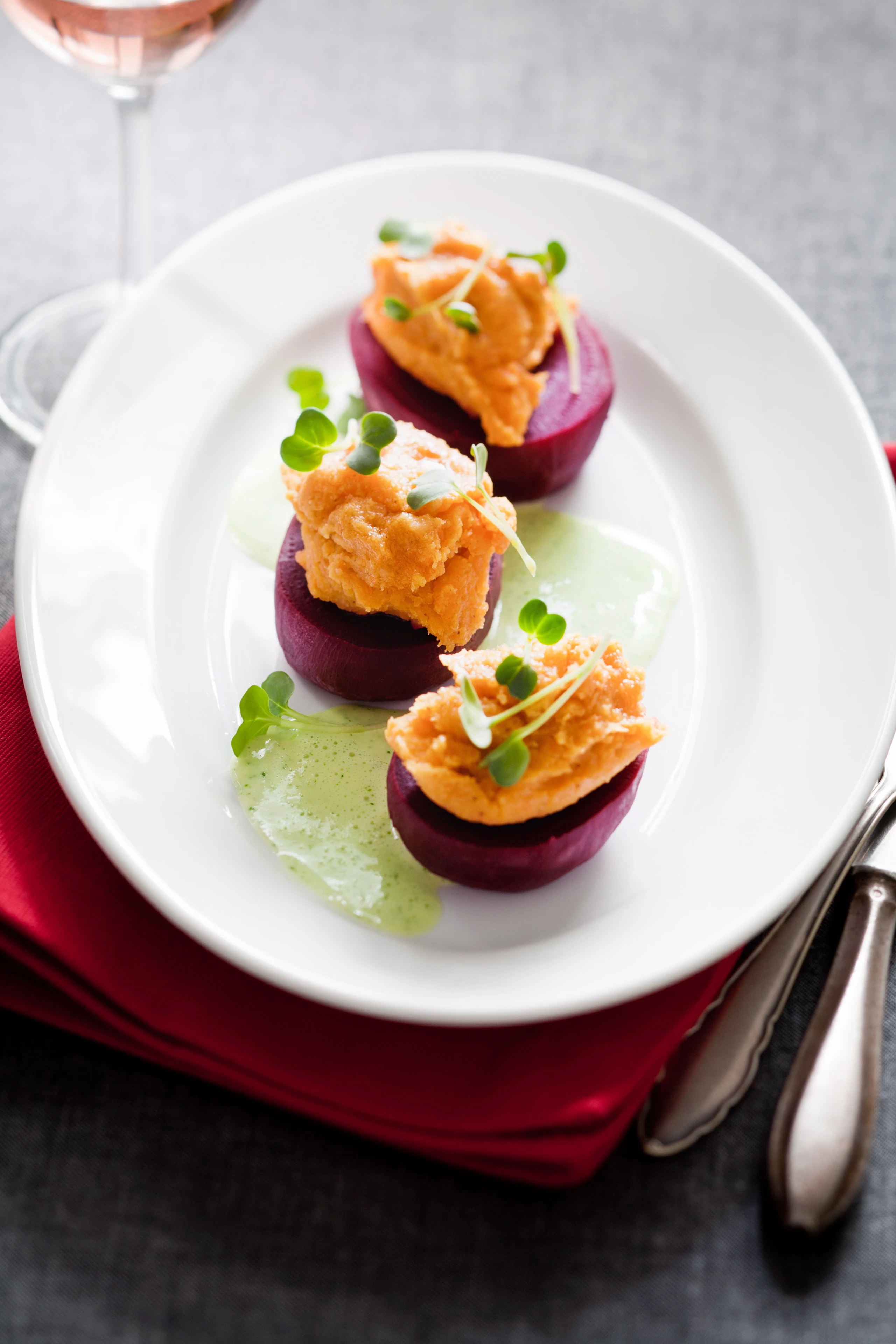 Rote Rüben mit Linsenpüree und Kressesauce