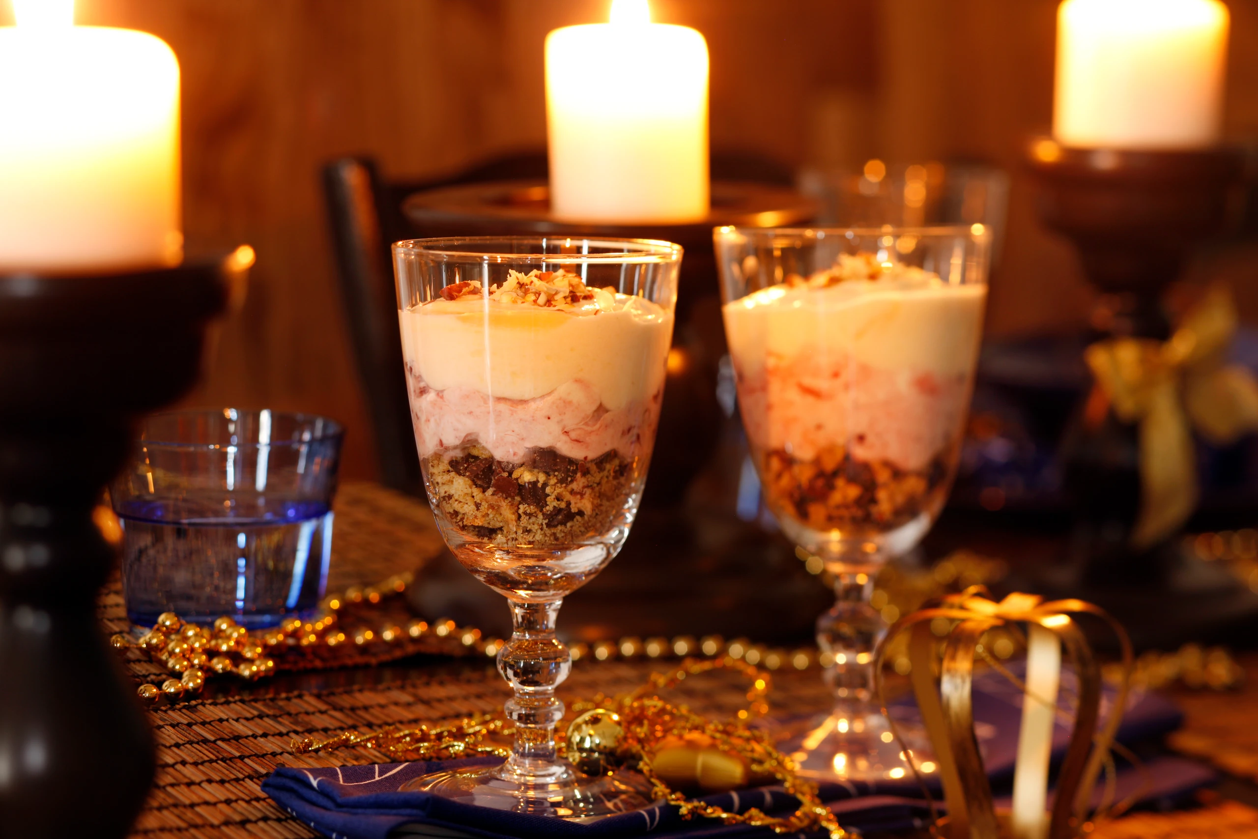 Engelsspeise mit Keksen und Schokolade