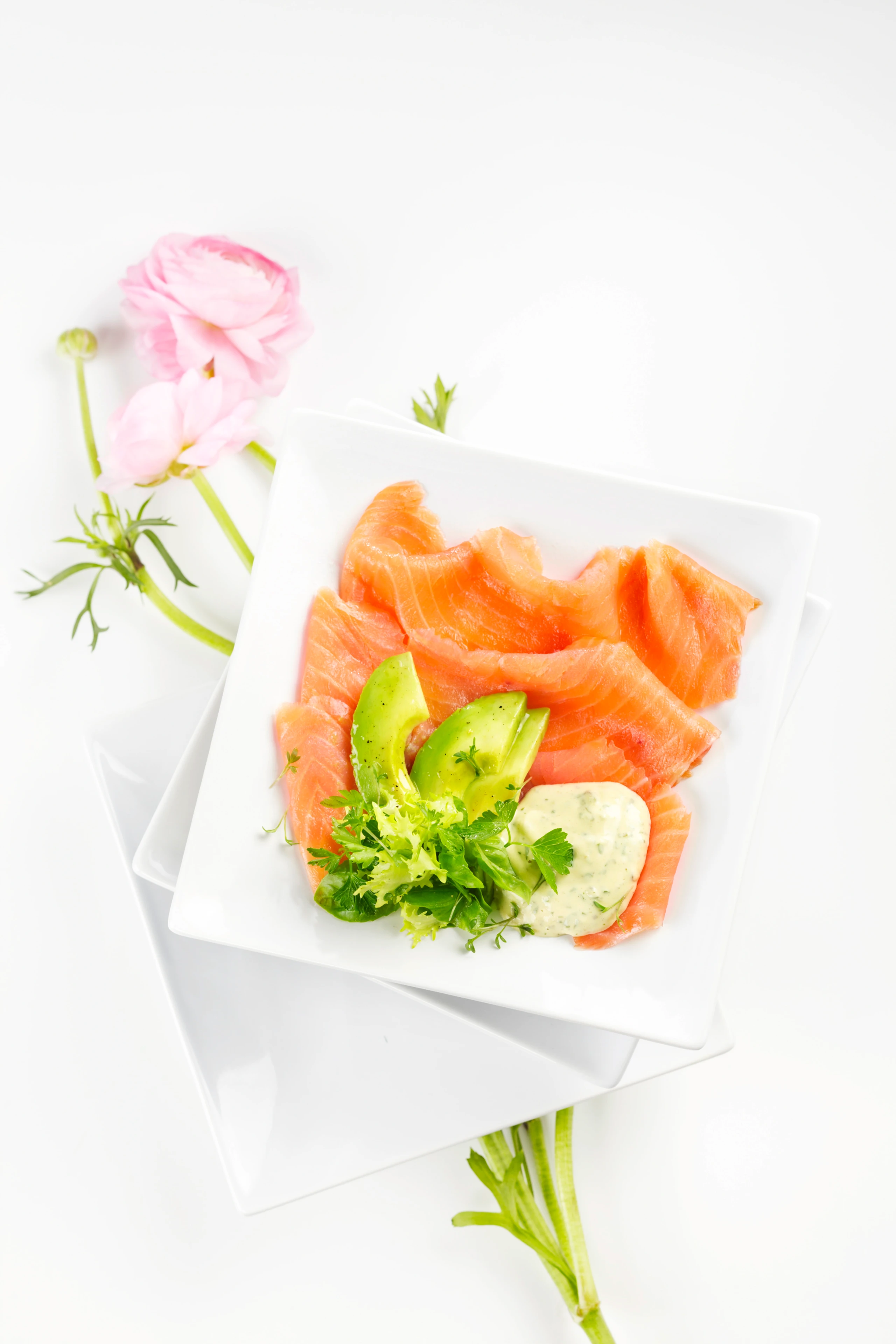 Räucherlachs-Carpaccio mit Avocado und Pfefferdip