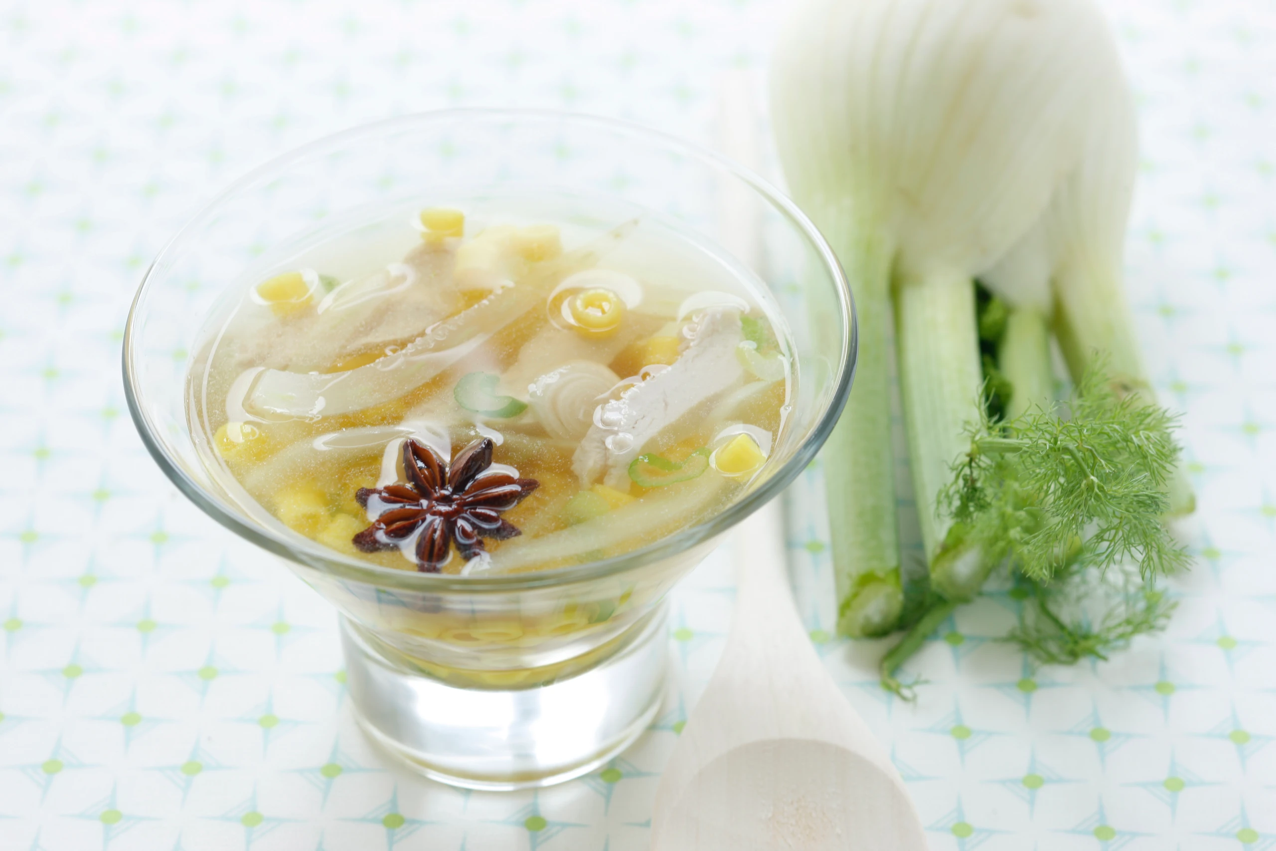 Hühnersuppe mit Sternanis, Gemüse und Maisnudeln
