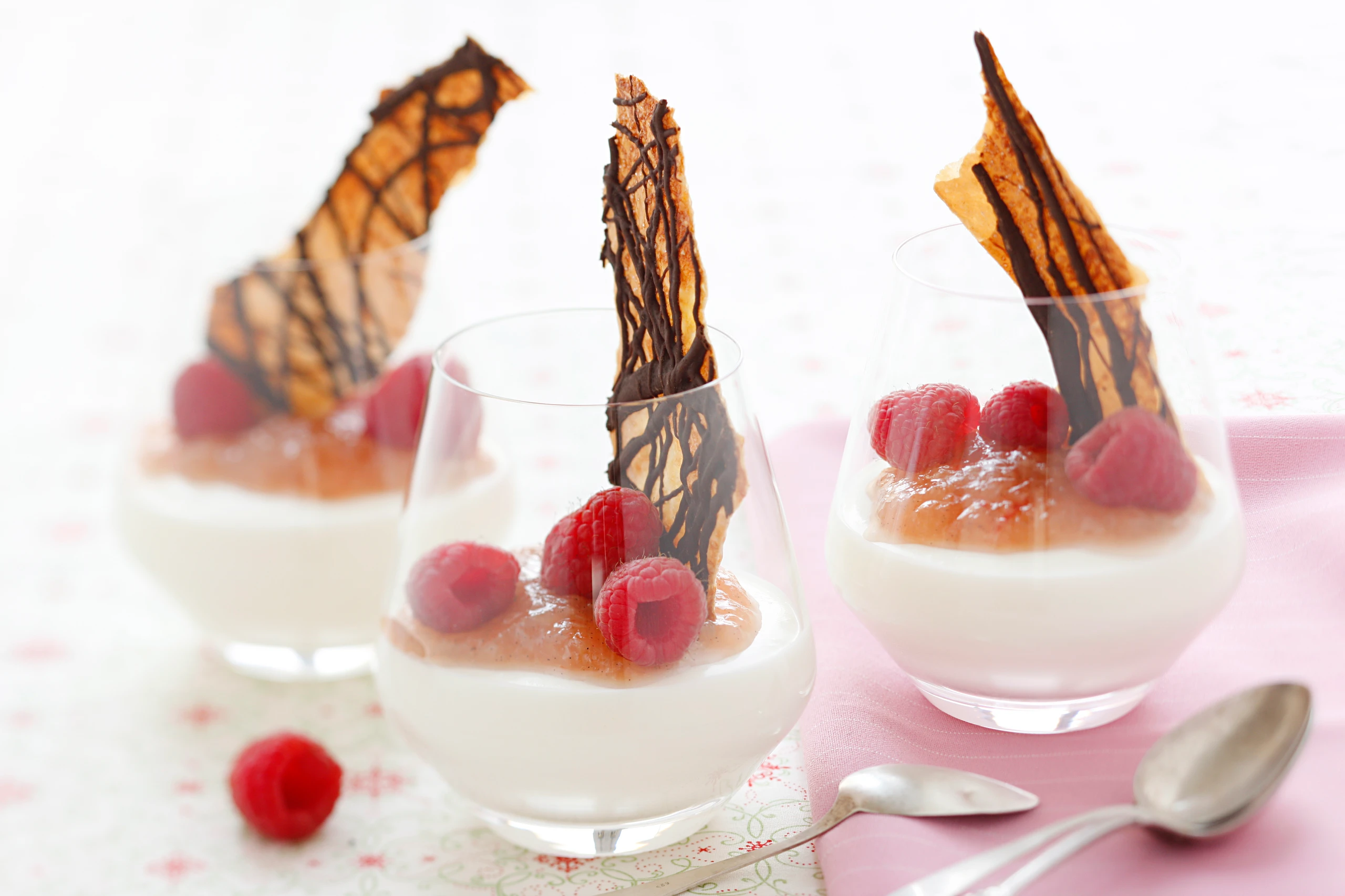 Holler-Joghurtmousse mit Rhabarber-Chutney