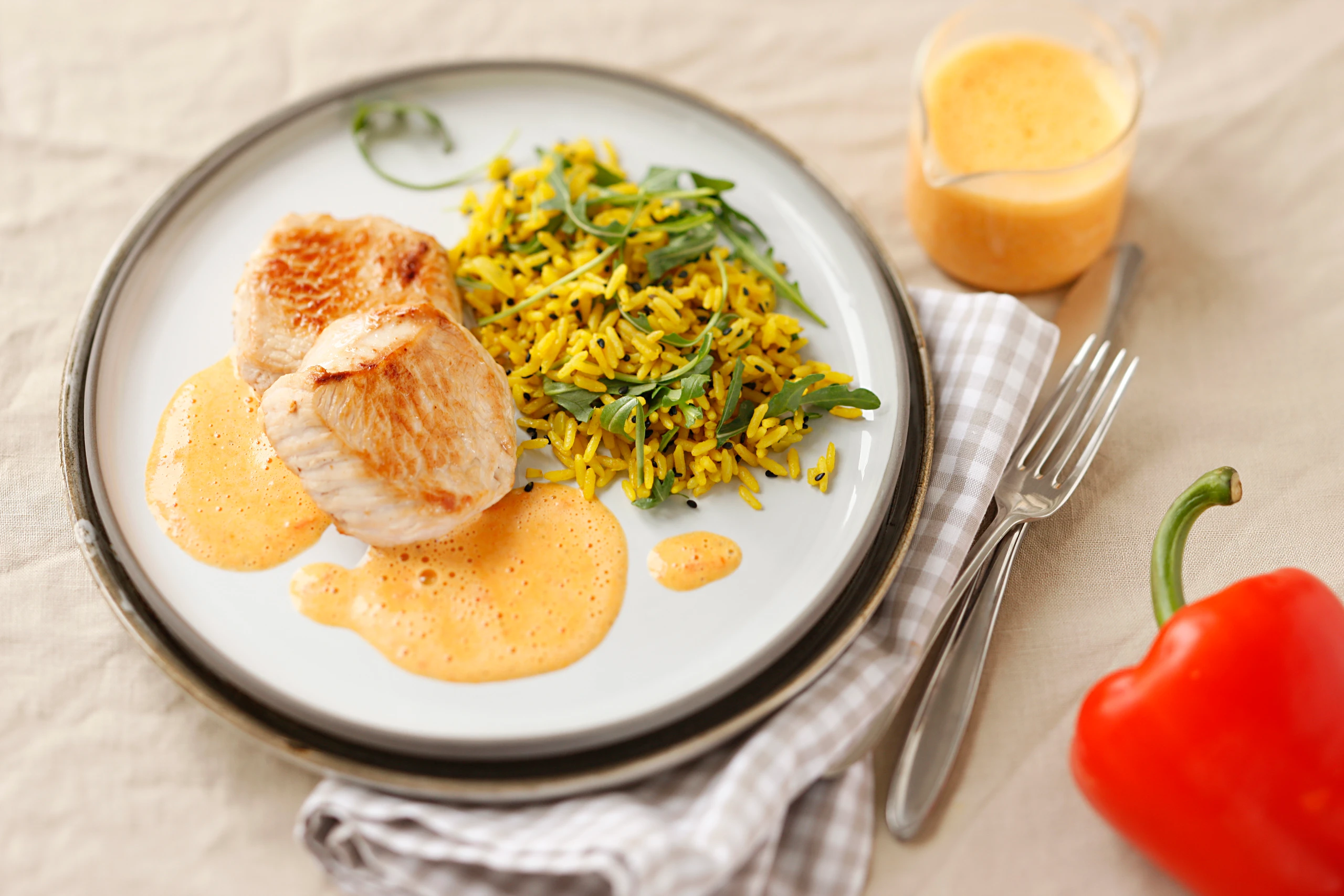 Putensteaks mit Paprikasauce und Sesamreis