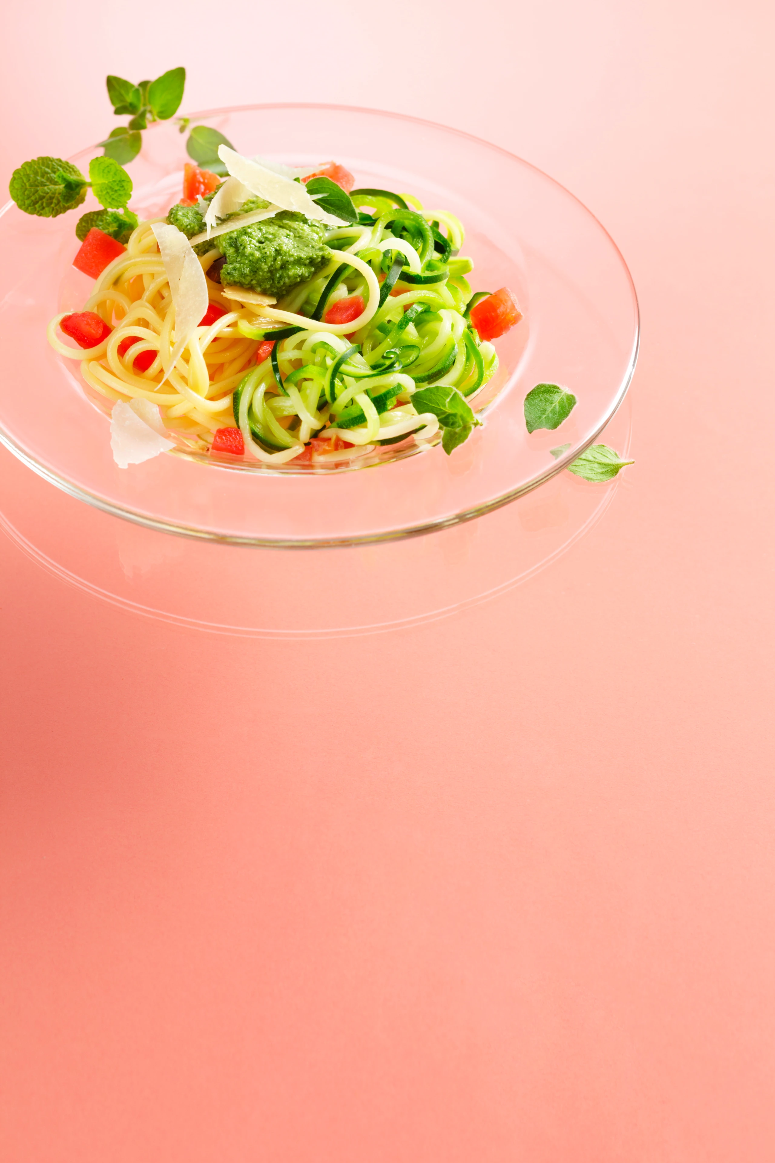 Zucchini-Spaghetti mit Kräuter-Pesto