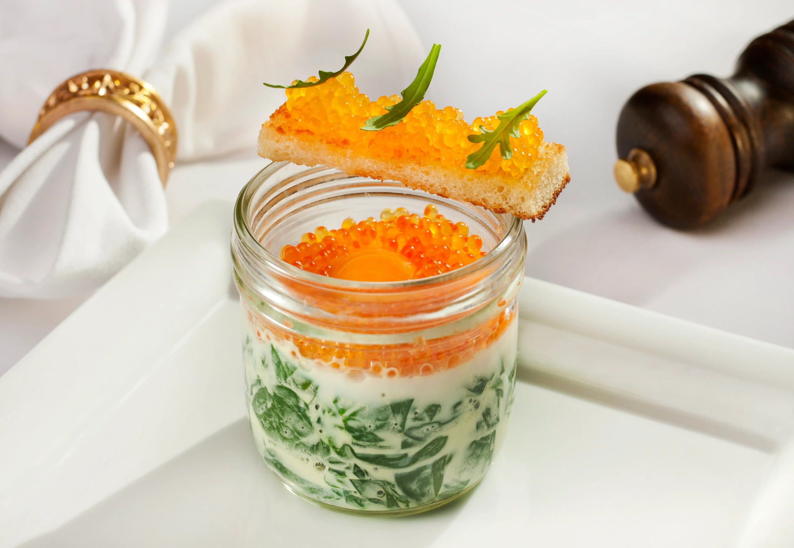 Ei im Glas mit Bärlauchspinat und Kaviar