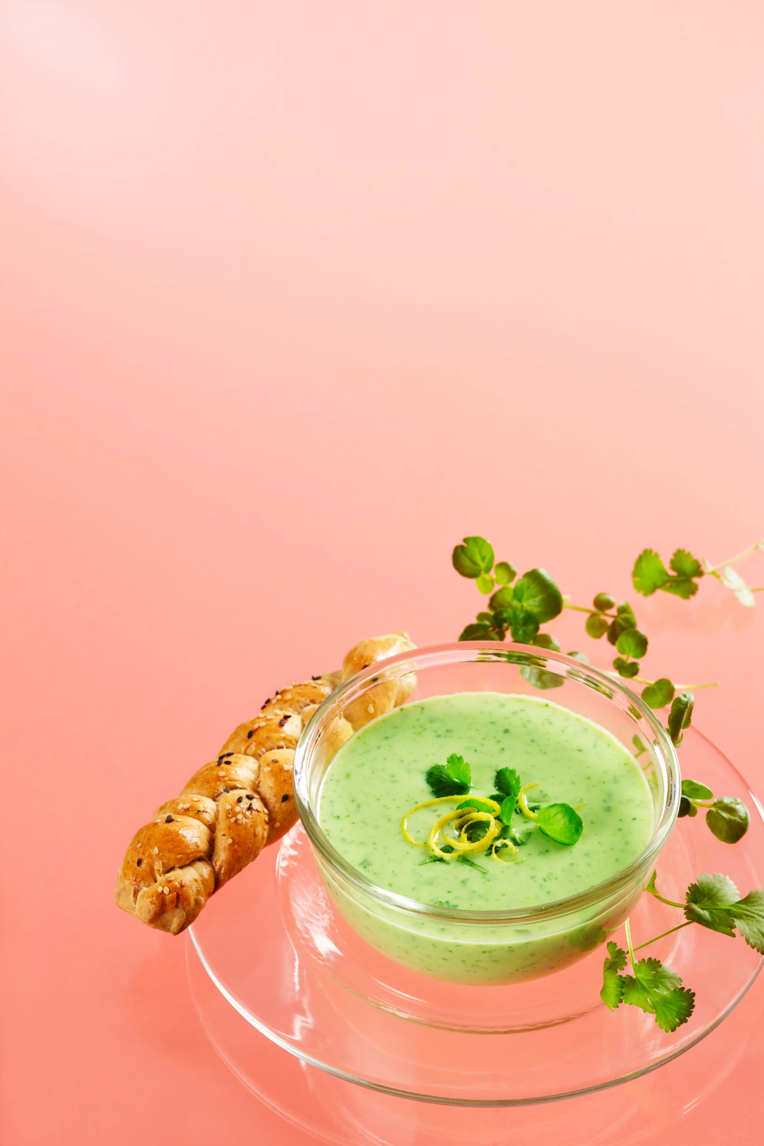 Kalte Avocadosuppe mit Thymian-Zöpfchen